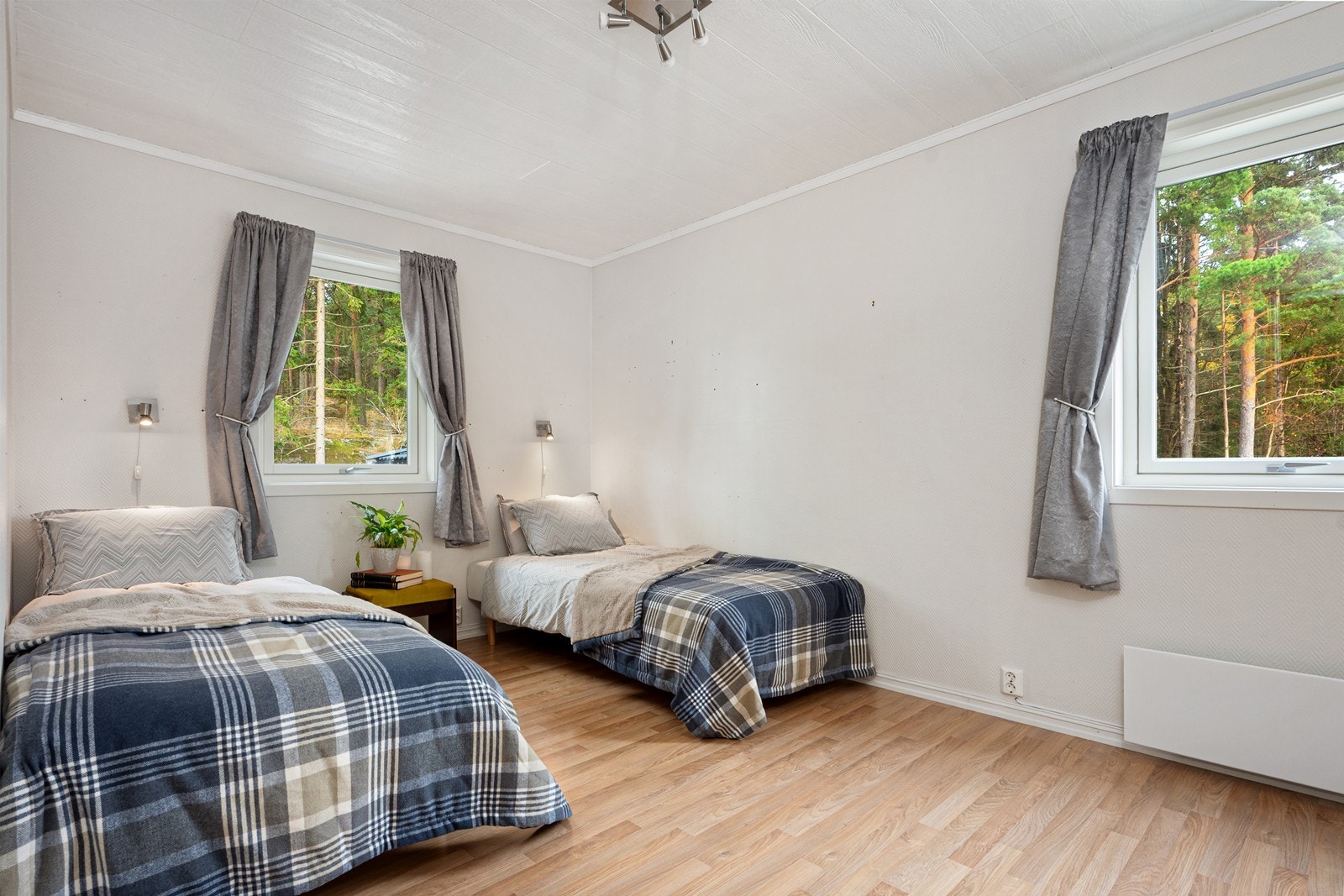 Soverom 4. Alle soverommene i etasjen egner seg ypperlig som barne- eller ungdomsrom, og kan enkelt tilpasses behov som kontor, gjesterom eller garderobe. Galleribilde