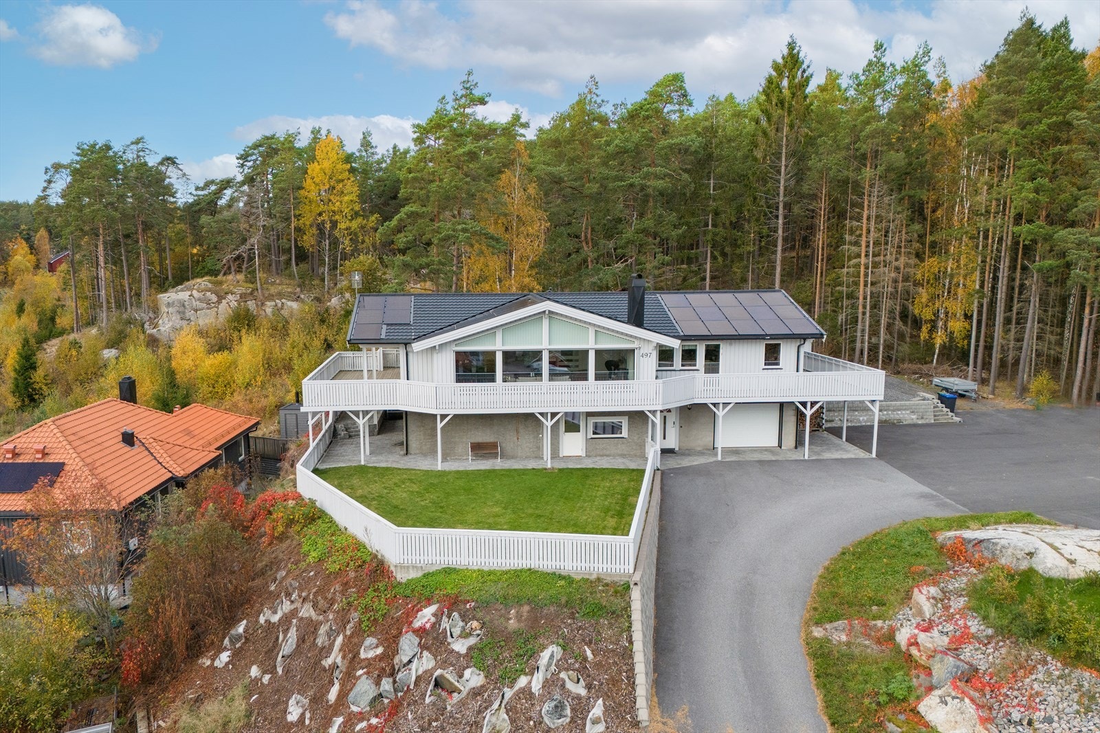 Boligen er velholdt og har fått utført en rekke oppgraderinger de siste årene, blant annet nytt tak fra 2016 og solcellepanel. Galleribilde