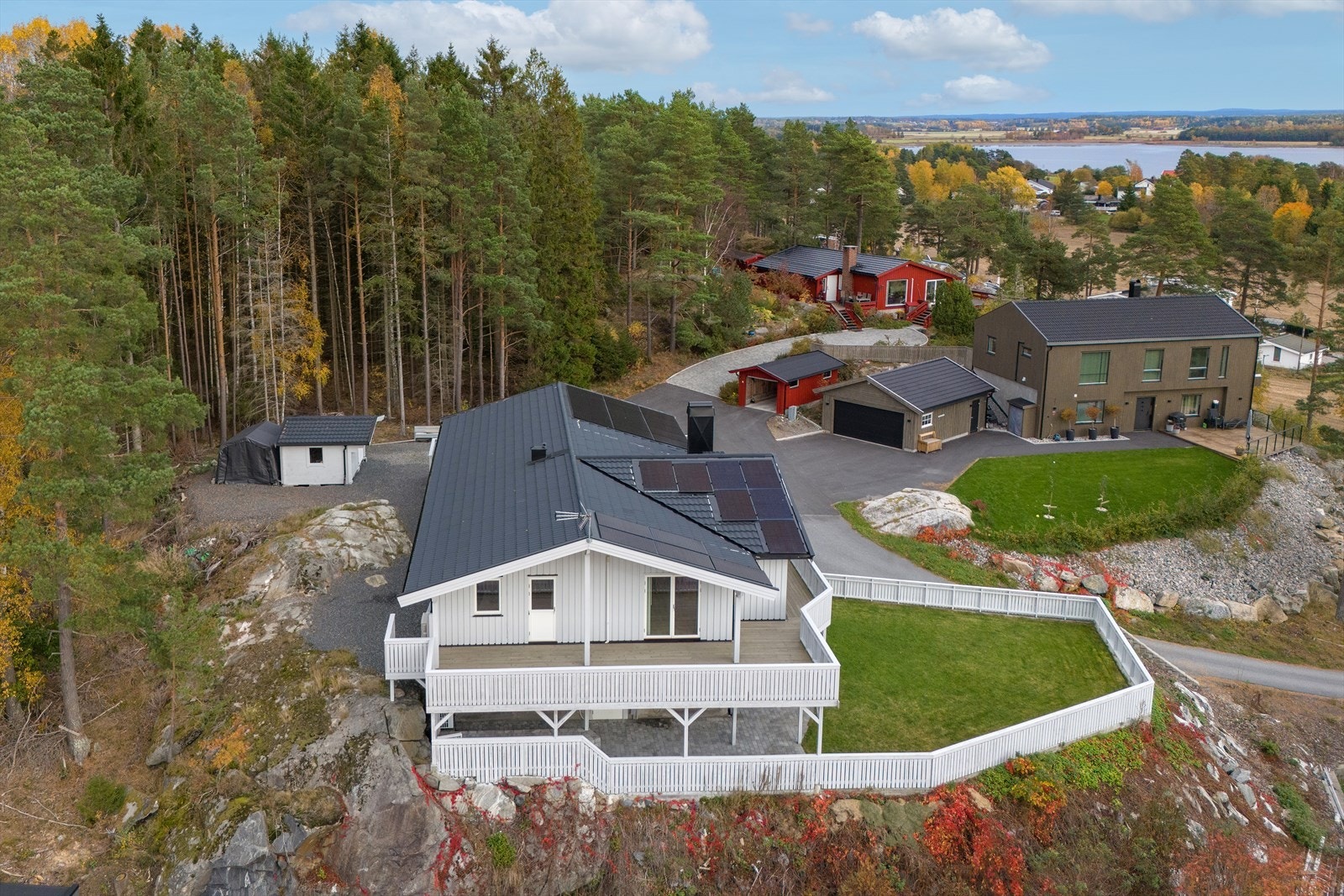 Kurefjordveien 497 ligger fredelig og høyt til innerst i blindvei, med en tomt på 1 115 m² som grenser mot skog. Galleribilde