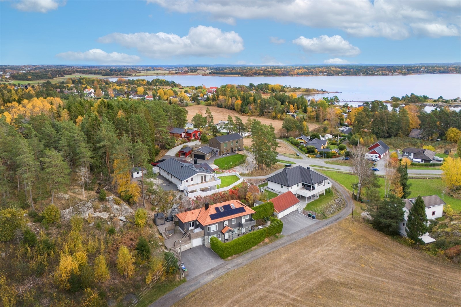 PÅ eiendommen ble det i 2022, satt opp en stor frittstående bod til lagring av utemøbler ol. Galleribilde