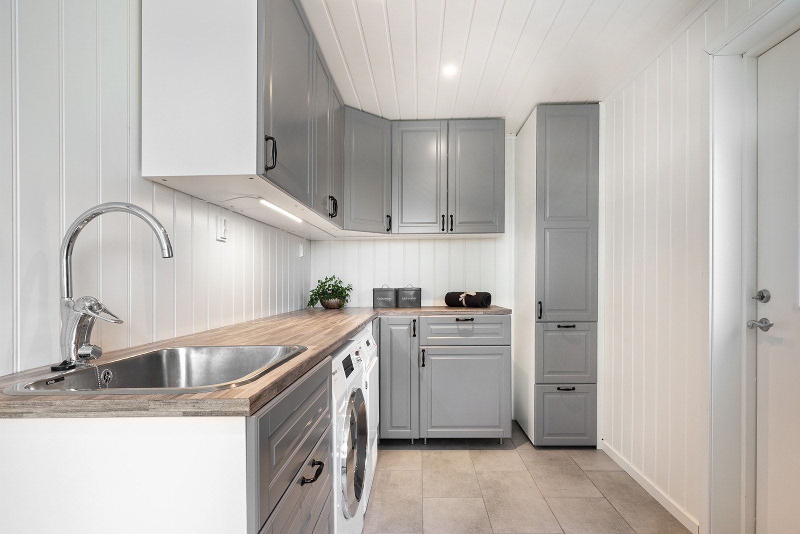 Vaskerommet har praktisk innredning, utslagsvask, god skapplass og opplegg for vaskemaskin og tørketrommel. Vaskerommet ble renovert i 2016, inkludert nytt sluk og tettesjikt. Galleribilde