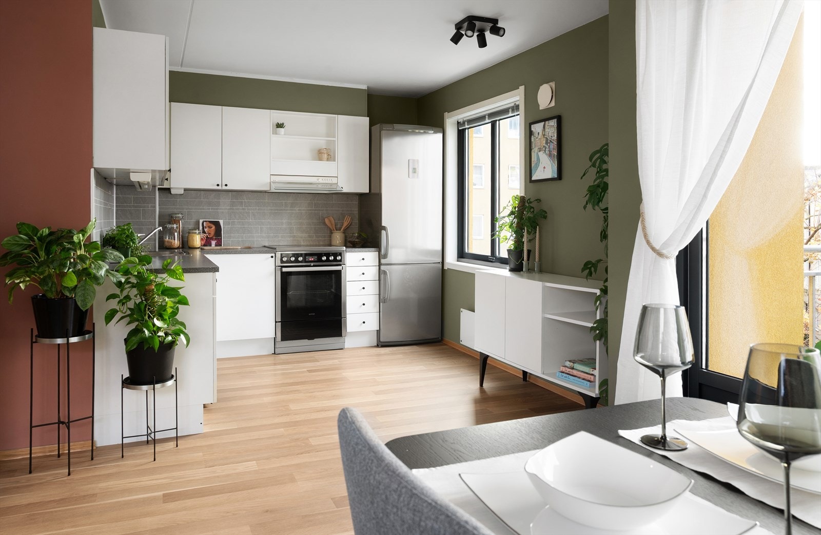 Åpen stue-/kjøkkenløsning med flere innredningsmuligheter. Galleribilde