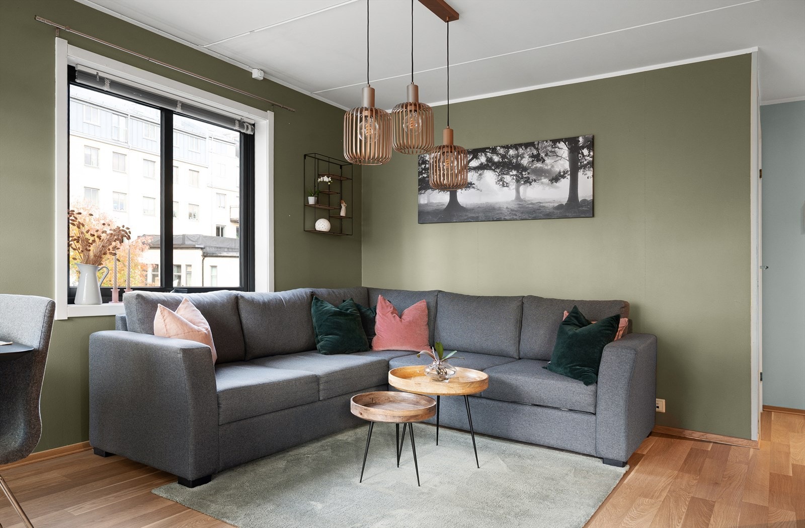 Veggene er malt i en stilren og lun farge som passer godt til alt av innredning Galleribilde