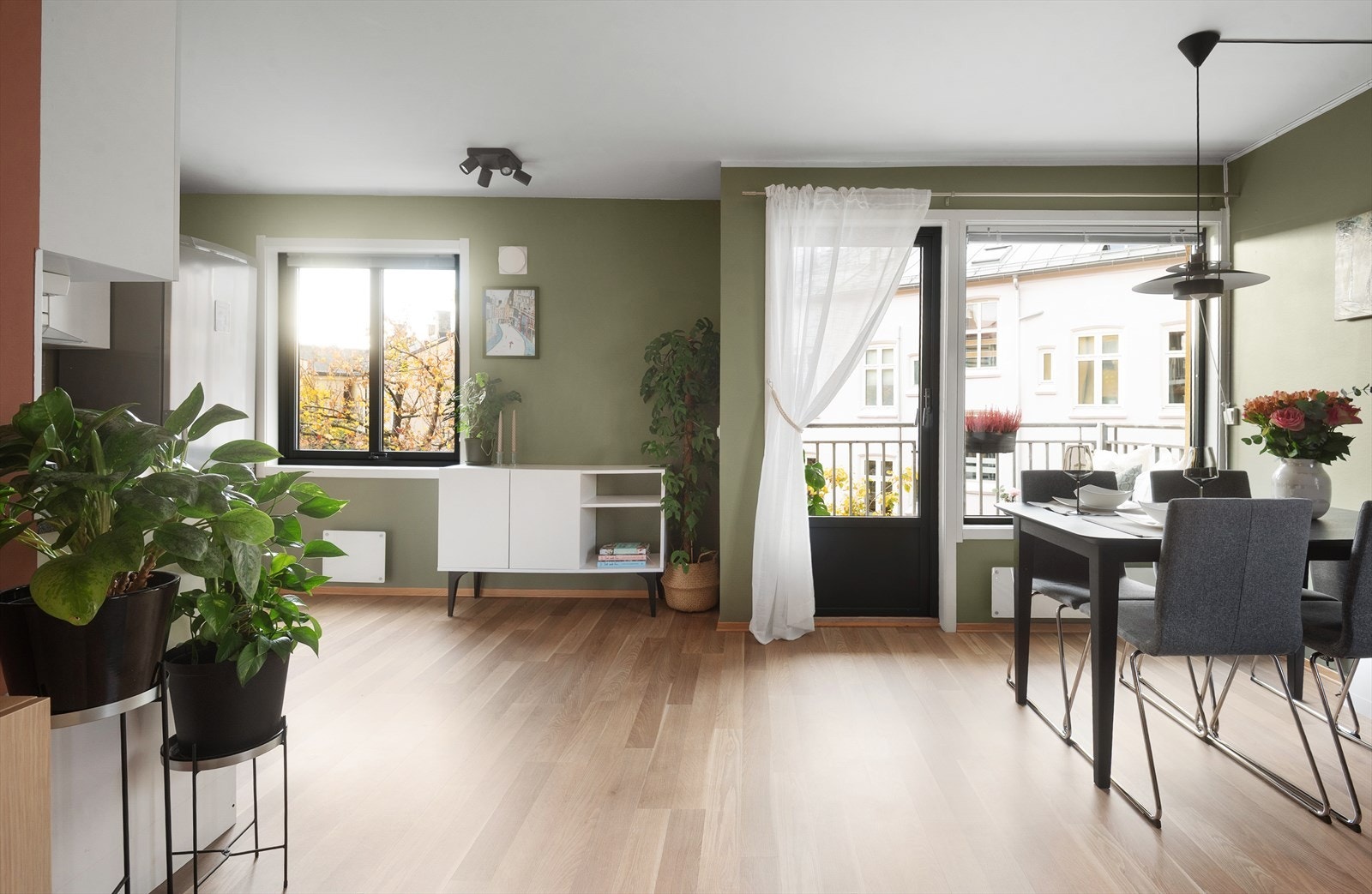 Store vindusflater, som gir rikelig med naturlig lysinnslipp. Galleribilde