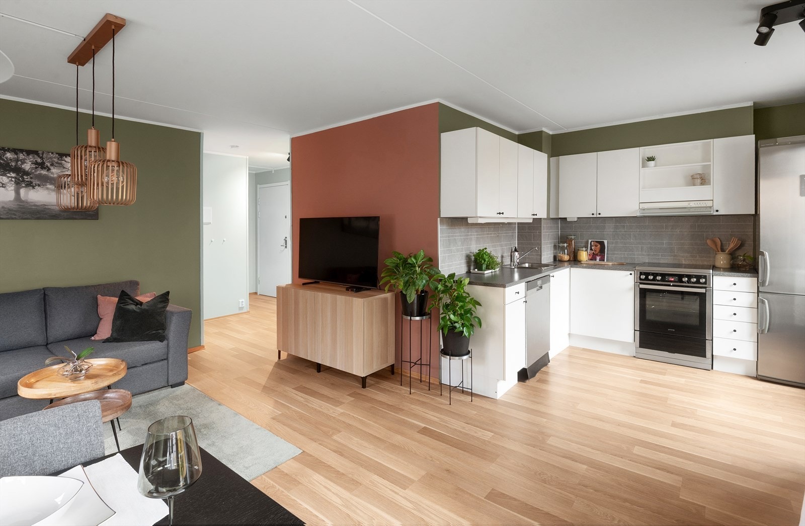 Gjennomgående laminatgulv. Galleribilde