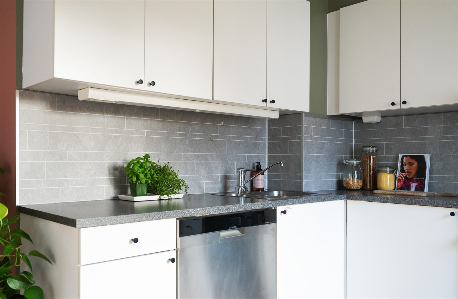 Kjøkkenet er utstyrt med komfyr, nedfelt kum, ettgreps blandebatteri, kjøl/fryseskap og oppvaskmaskin. Galleribilde