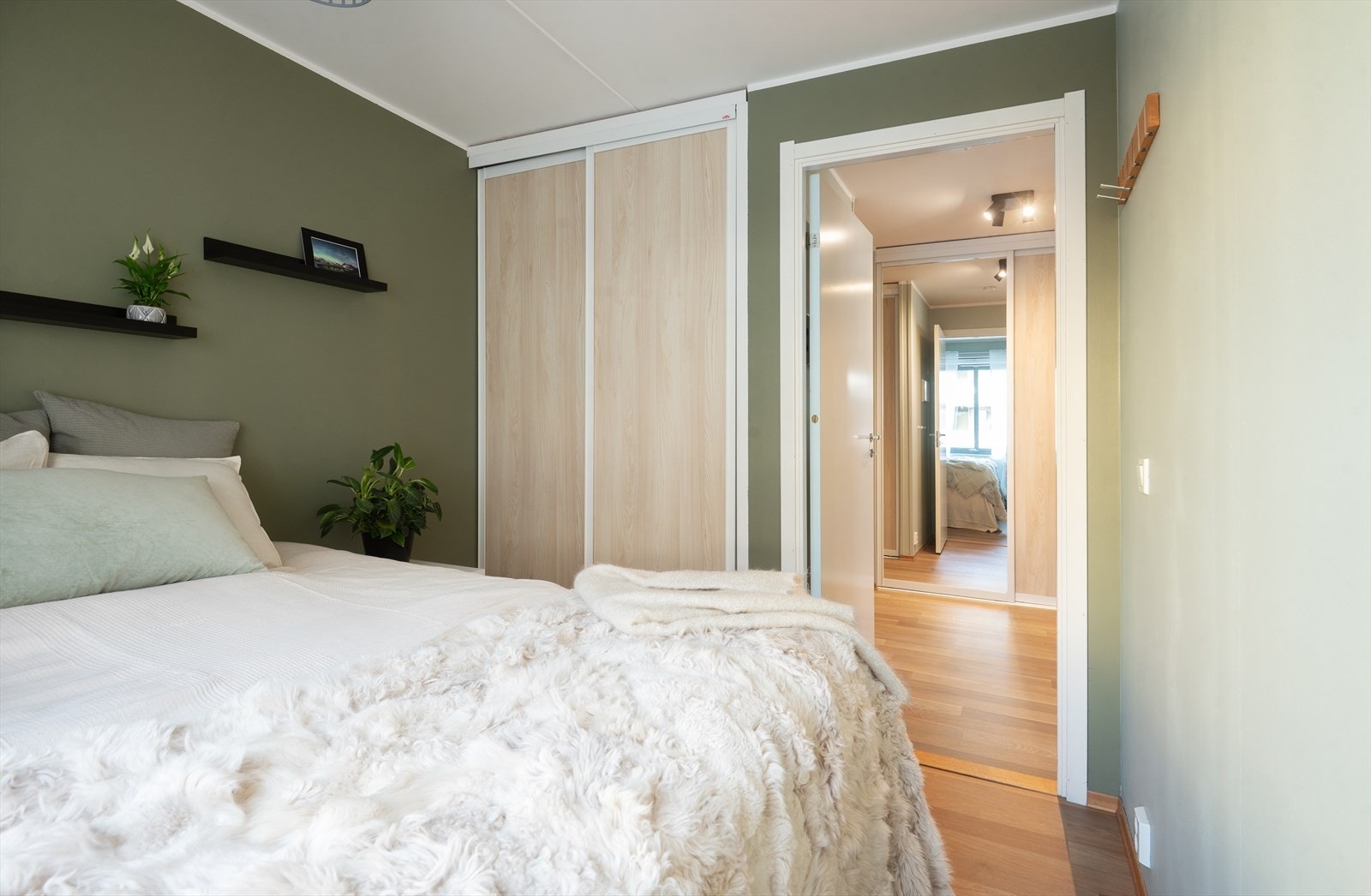 Garderobeløsning, som gir gode oppbevaringsmuligheter. Galleribilde