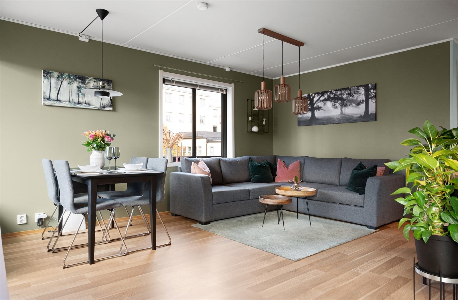 Stuen er av god størrelse, med plass til en sofaseksjon og annet ønskelig innredning. Galleribilde