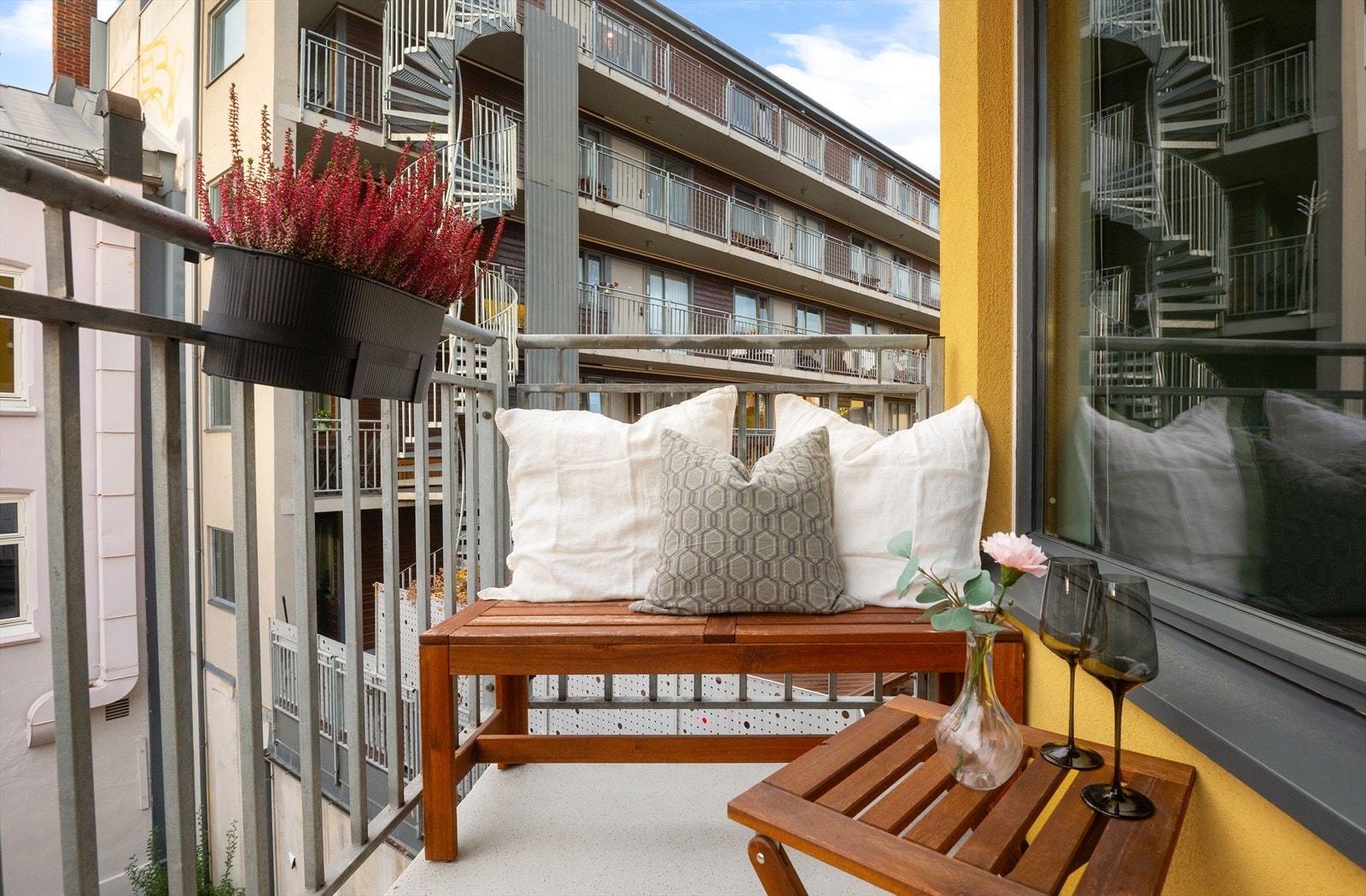 Sjarmerende nord-vestvendt balkong på 3 kvm med gode solforhold. Galleribilde