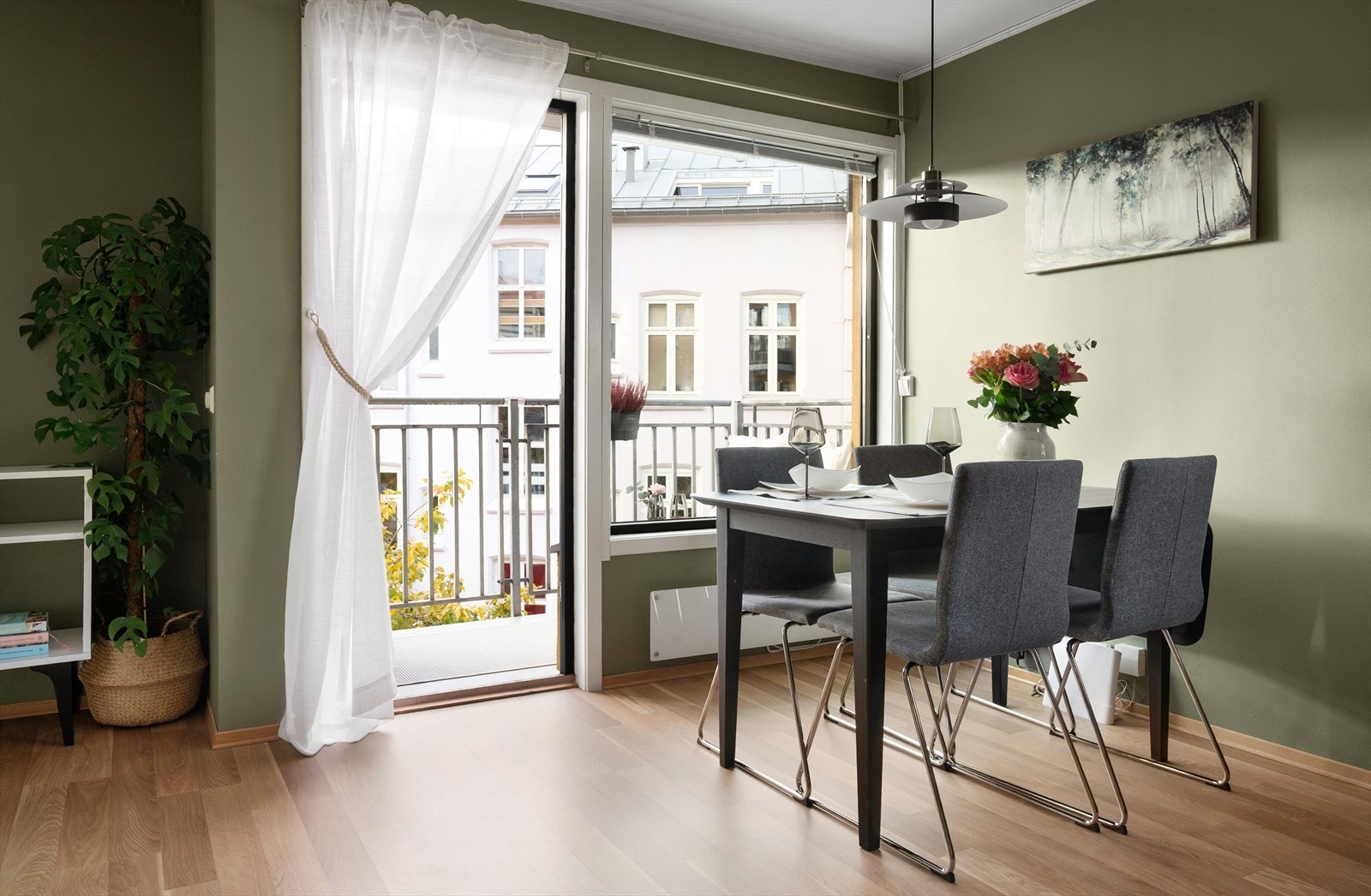 Fra stuen er det direkte utgang til leilighetens balkong. Galleribilde