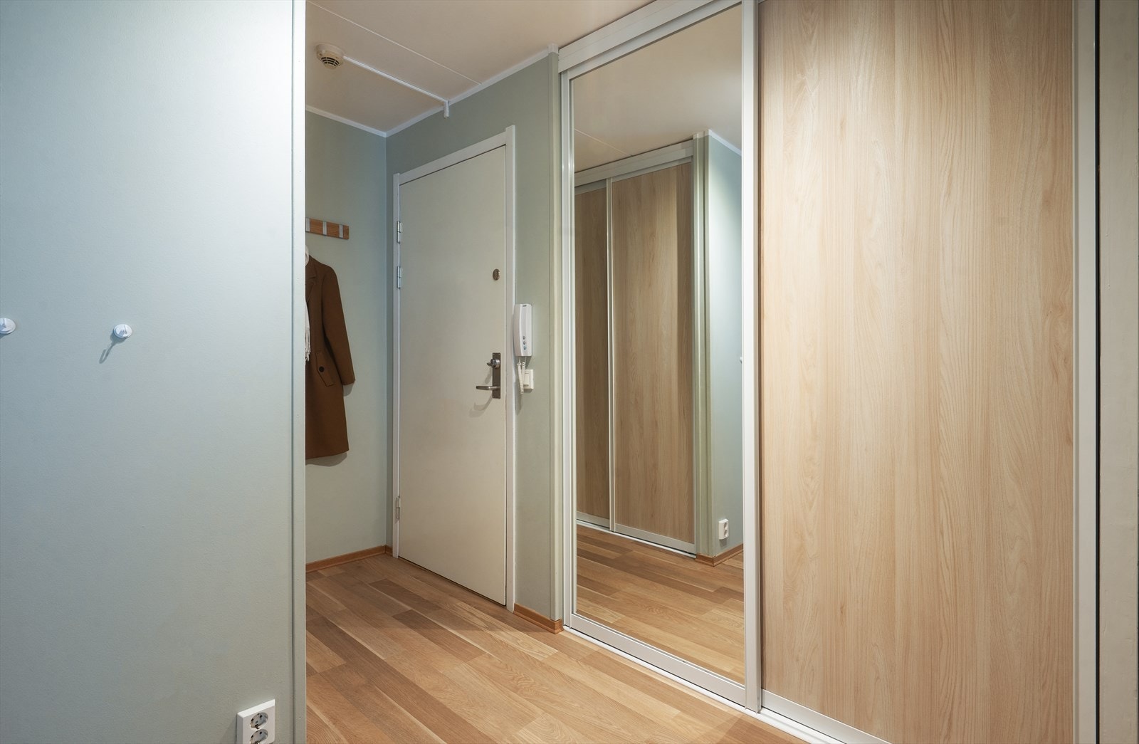 Innbydende entré med god plass til oppbevaring av sko og yttertøy. Galleribilde