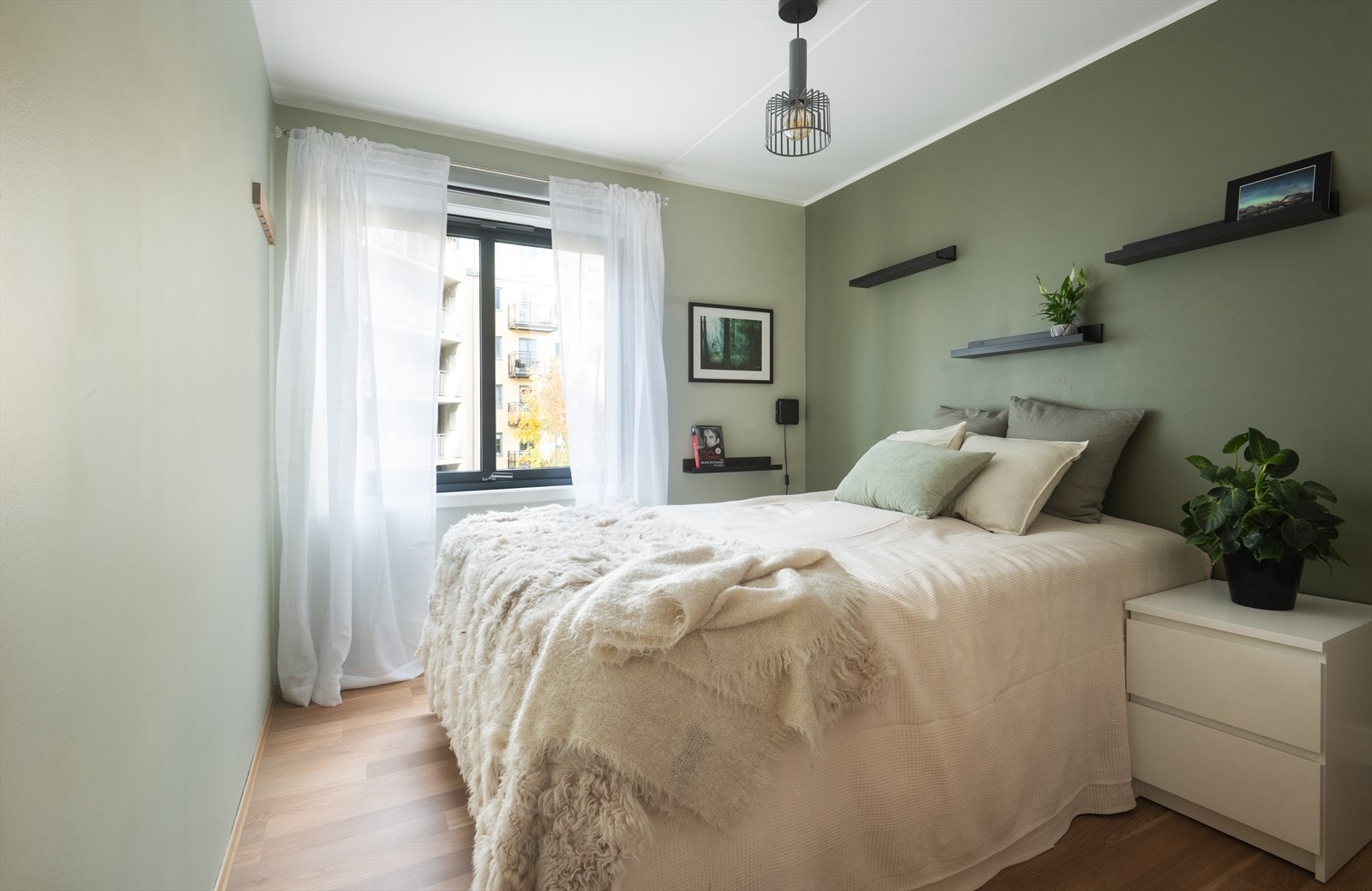 Soverommet i leiligheten er av god størrelse, med plass til dobbeltseng, tilhørende nattbord og annet ønskelig innredning. Galleribilde