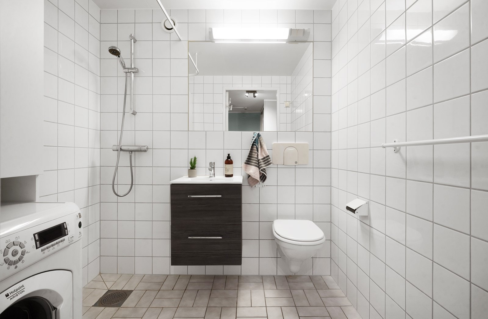 Pent flislagt bad med elektriske varmekabler og opplegg for vaskemaskin. Galleribilde