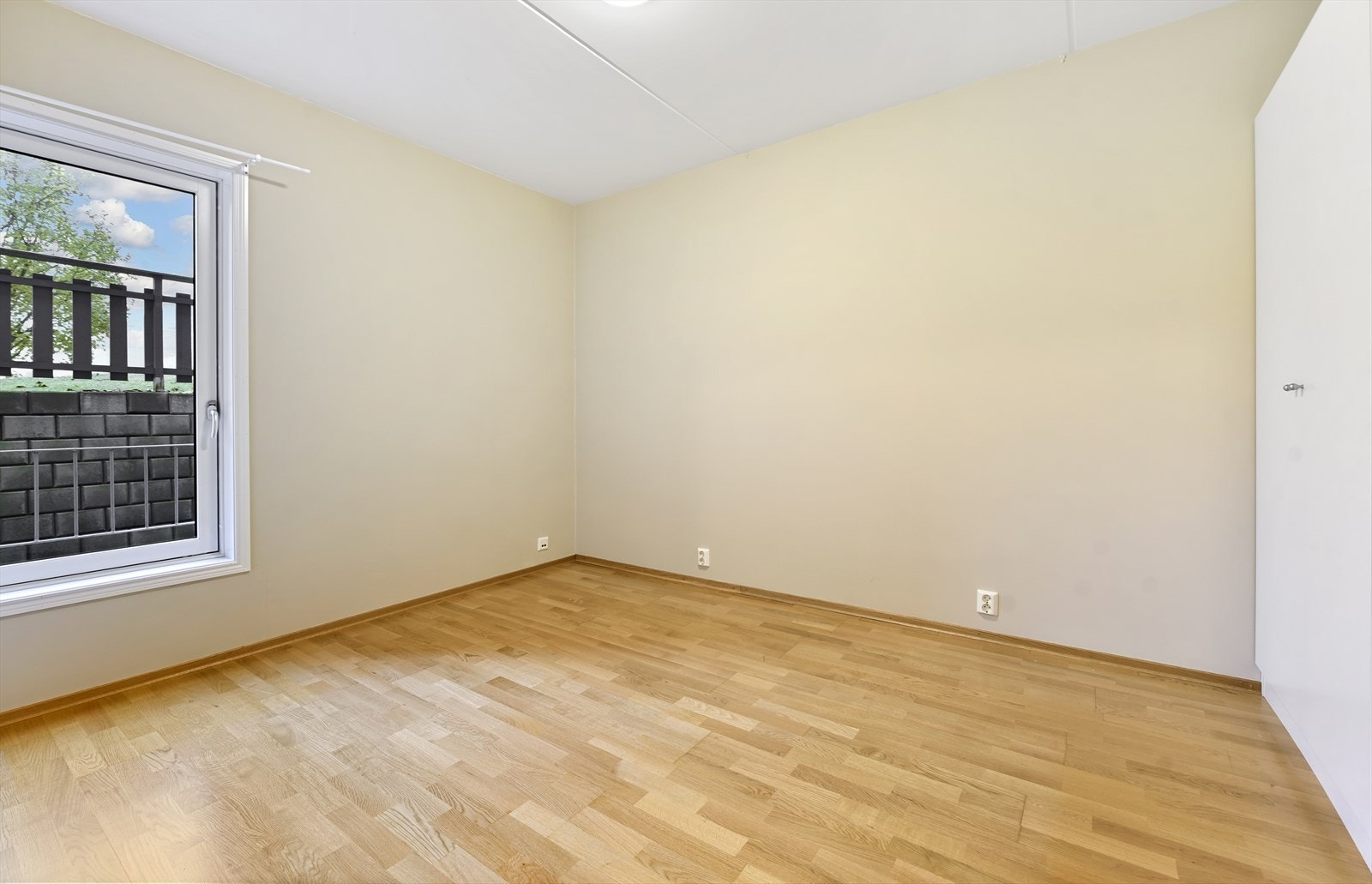 Det er to soverom i leilgheten. Dette er det største rommet Galleribilde