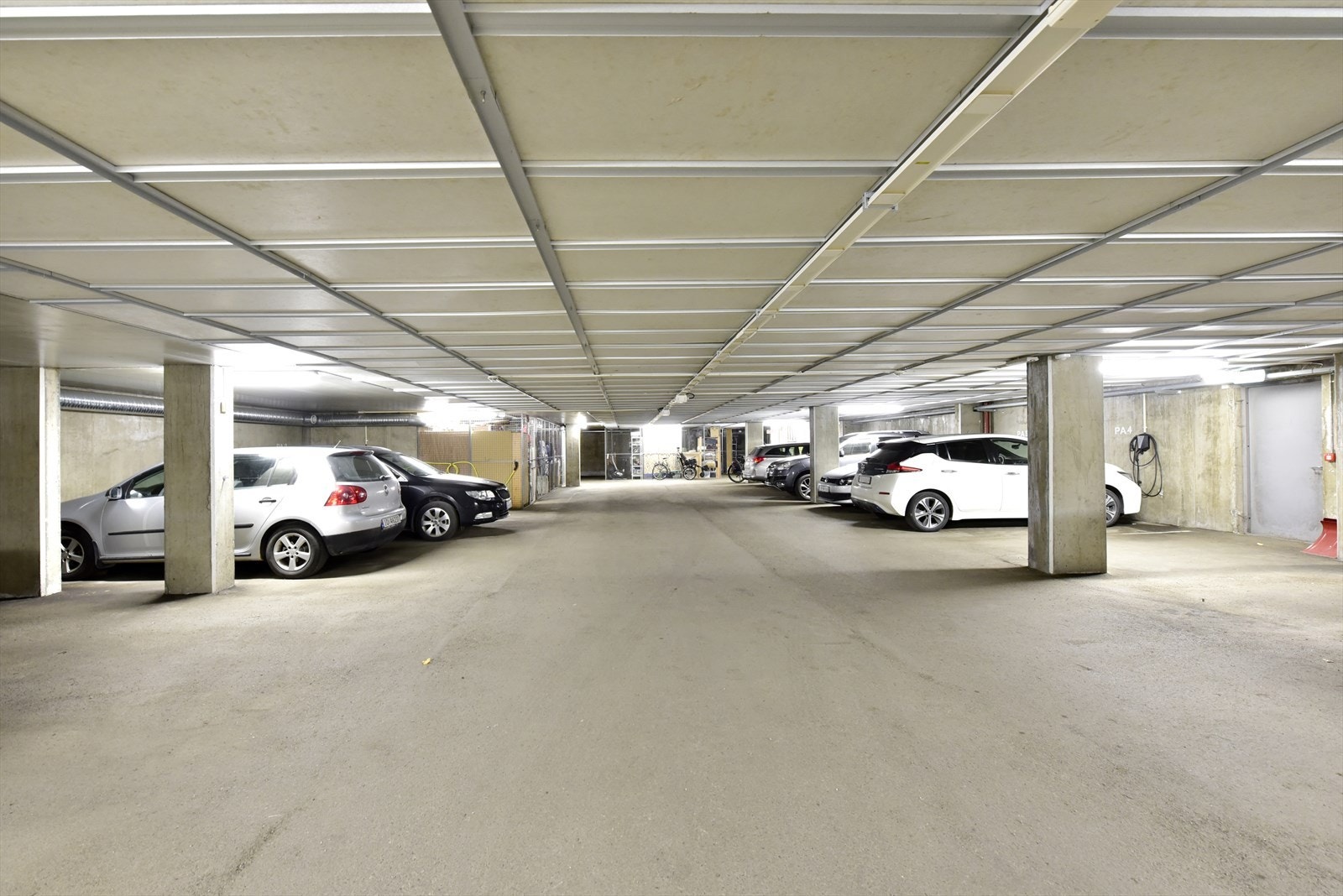 Leiligheten disponerer en parkeringsplass i underjordisk parkeringshus. Galleribilde