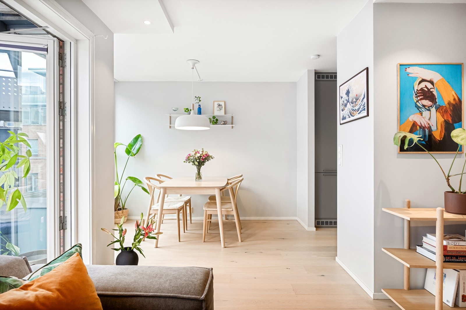 Videre innover i boligen finner man en separat spisesone. Galleribilde