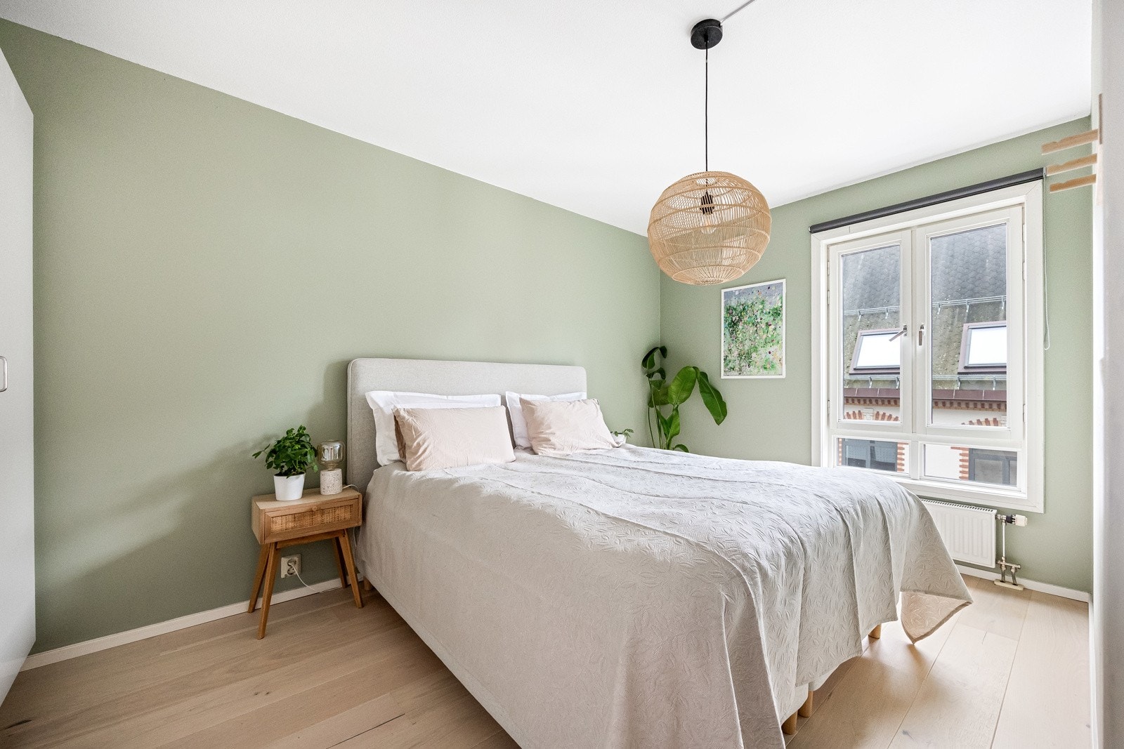 I andre enden av boligen finner man et stort soverom med store vindusflater. Galleribilde