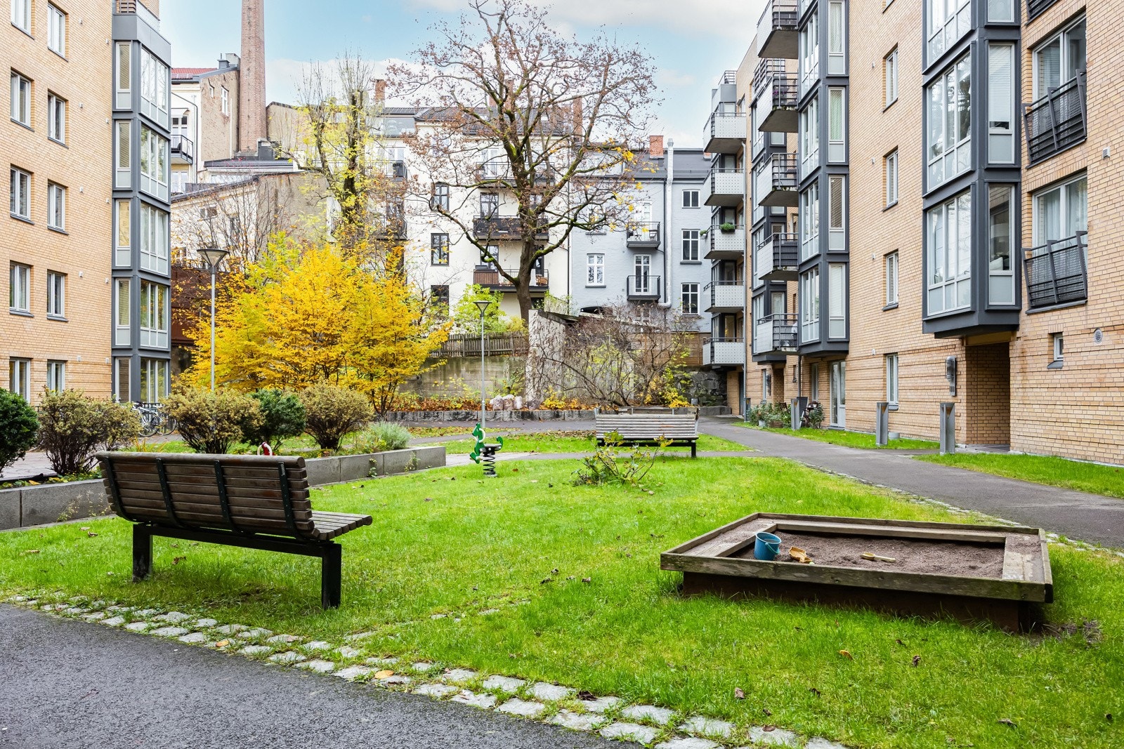 Det grønne arealet er pent ivaretatt, noe som gjenspeiler det velholdte sameiet. Galleribilde