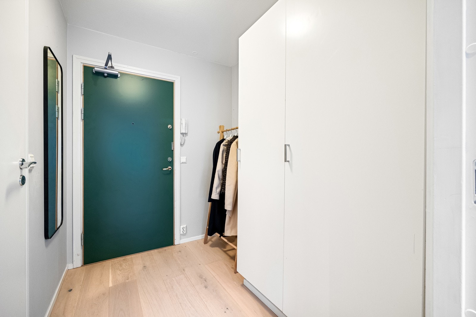 En praktisk entré med garderobeskap bidrar til at boligen oppleves gjennomgående funksjonell. Galleribilde