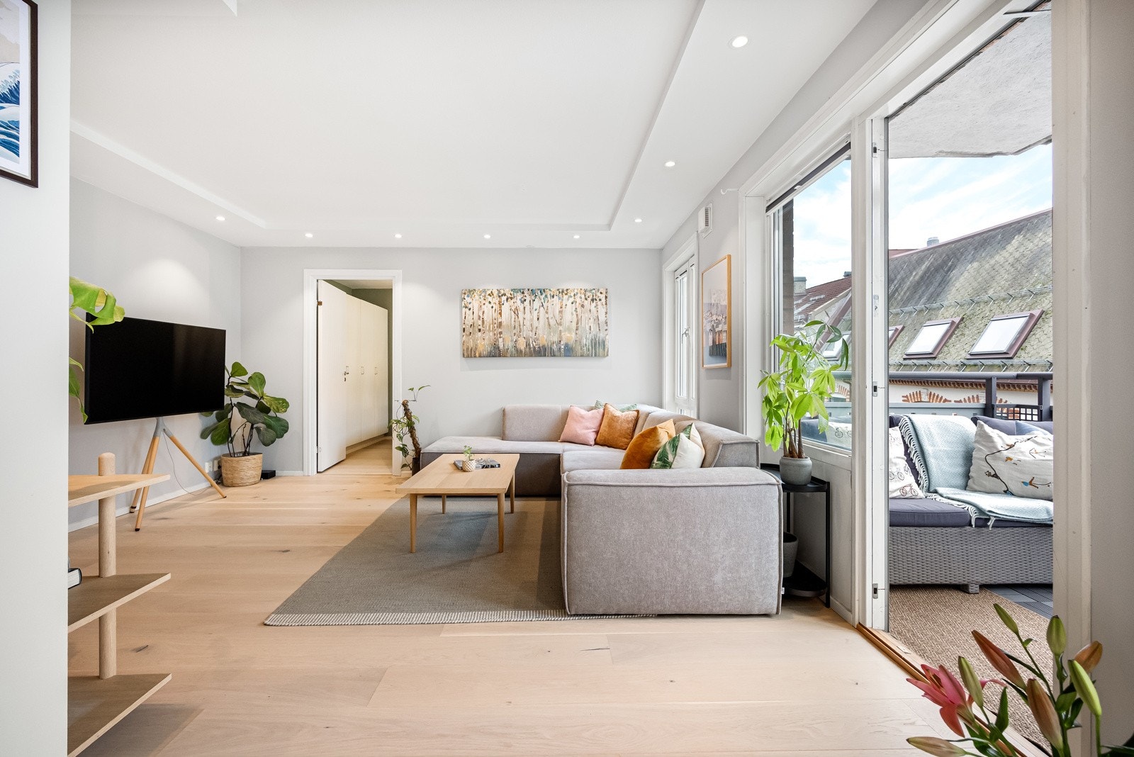 Fra stuen finner du direkte adkomst til balkong som vender mot rolig sidegate. Galleribilde