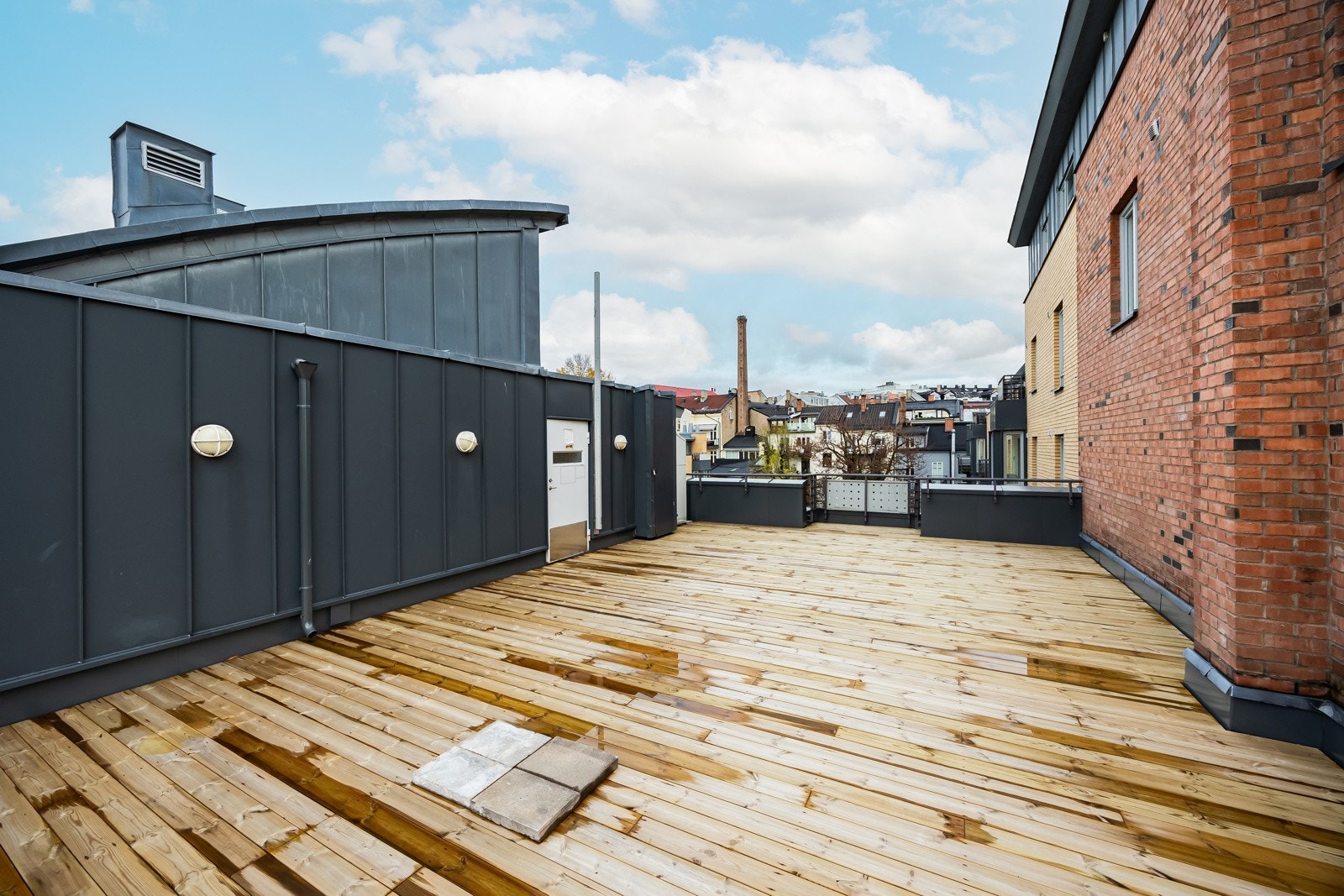 Fellestakterrasse tilfører muligheten for lange sommerkvelder og større sosiale sammenkomster. Galleribilde