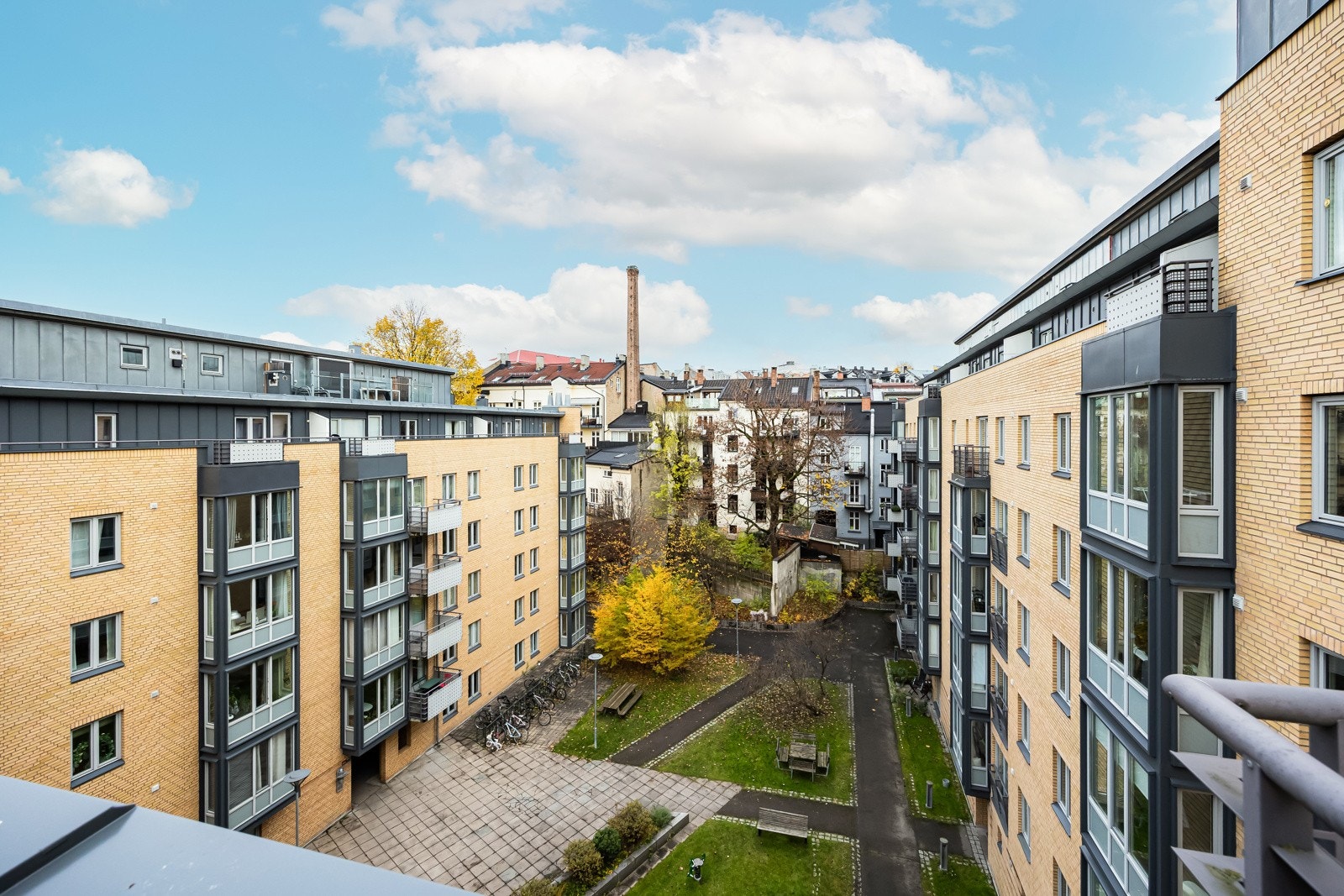 Lekker utsyn over indre lukket gårdsrom. Galleribilde