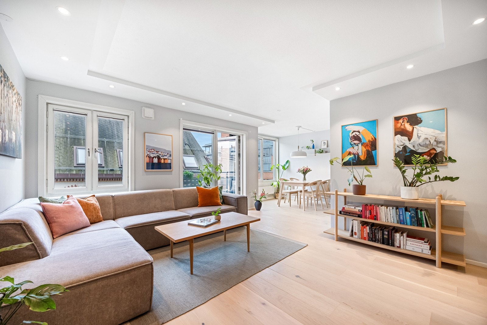 Stuen byr på god plass til sofagruppe og godt med lysinnslipp. Galleribilde