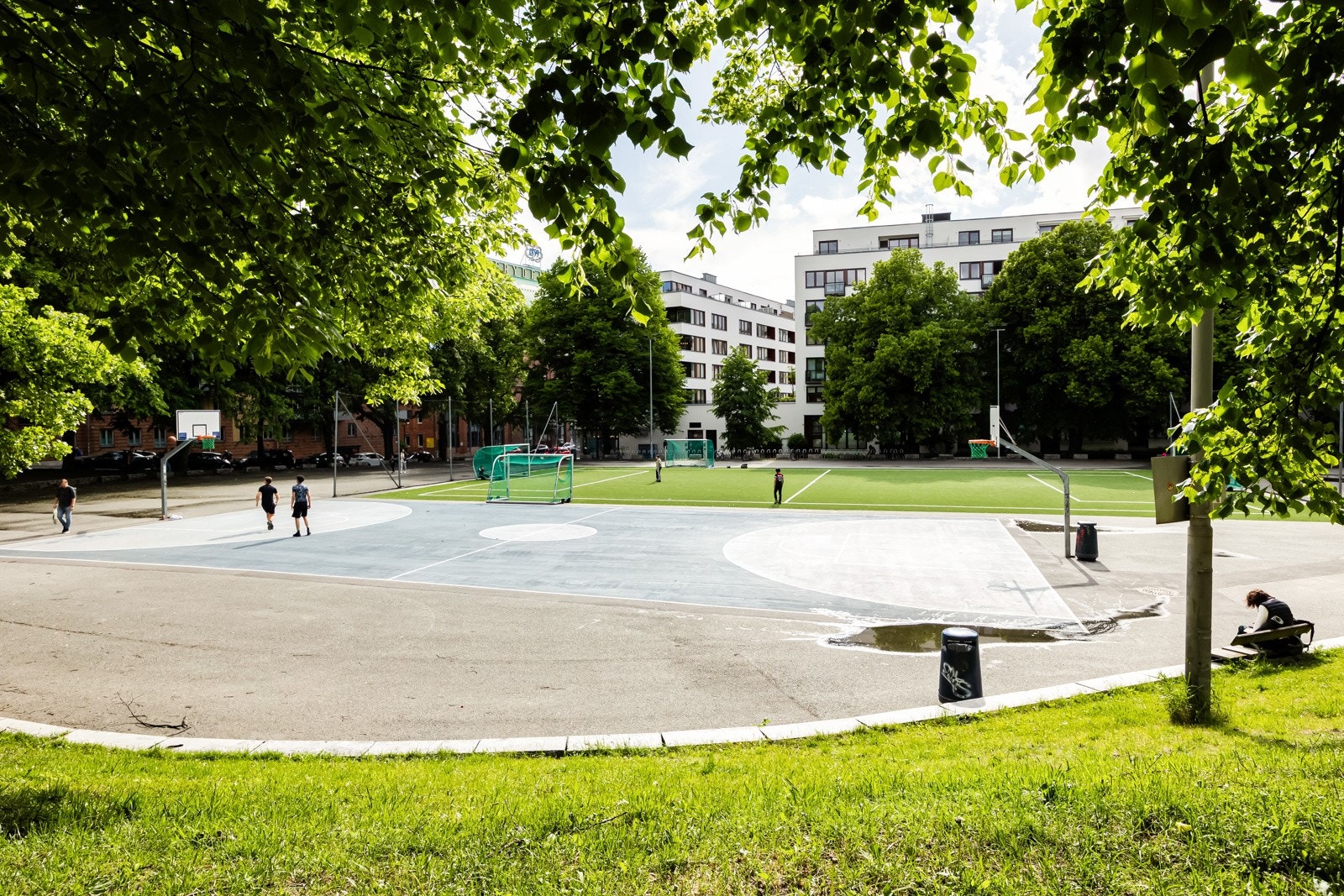 I nærområdet finnes et bredt spekter av aktiviteter, inkludert basketballbane og lekeplass for de minste. Galleribilde