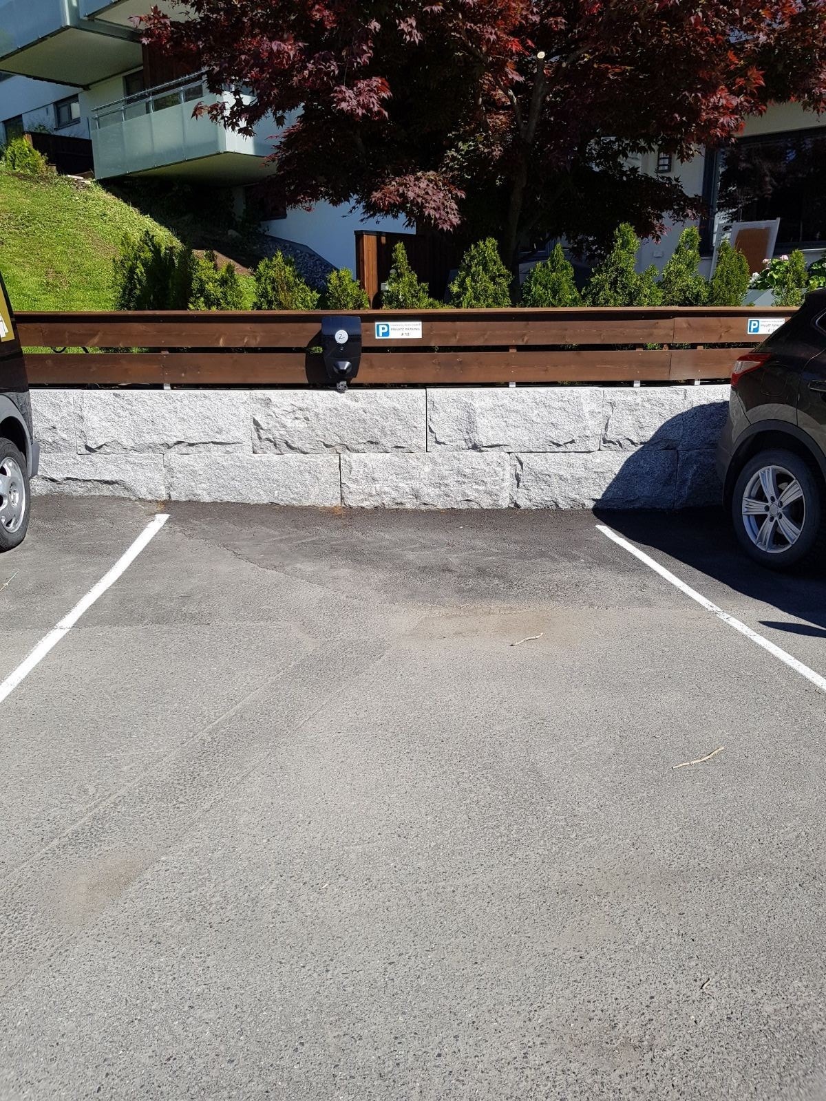 Fast p-plass med lader Galleribilde