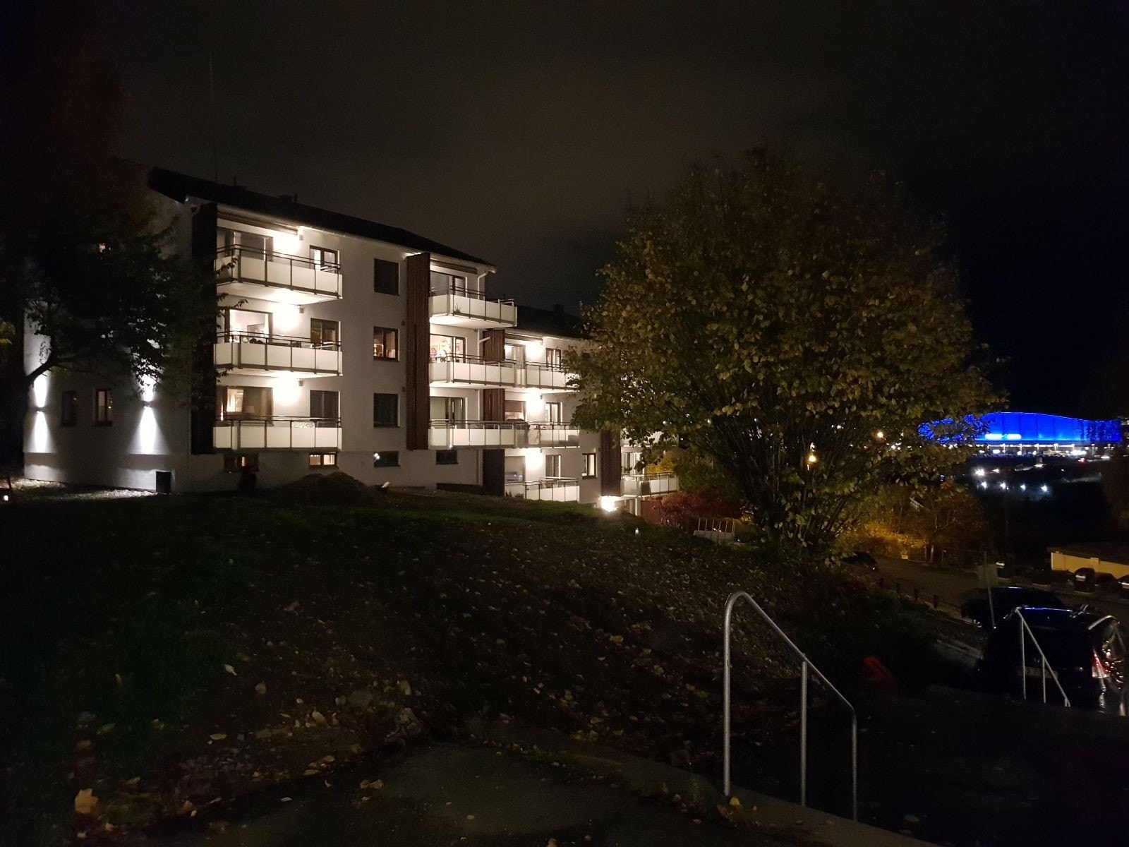 Fasade kveld med Telenor Arena i bakgrunn Galleribilde