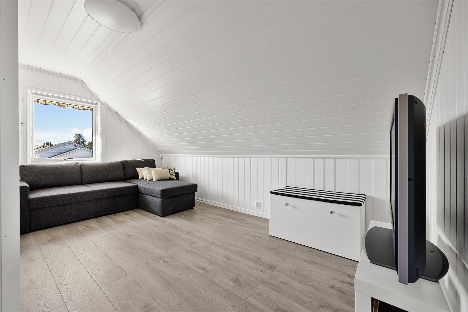 Loftstuen er et fleksibelt rom som egner seg godt som en ekstra TV-stue eller lekeareal. Galleribilde