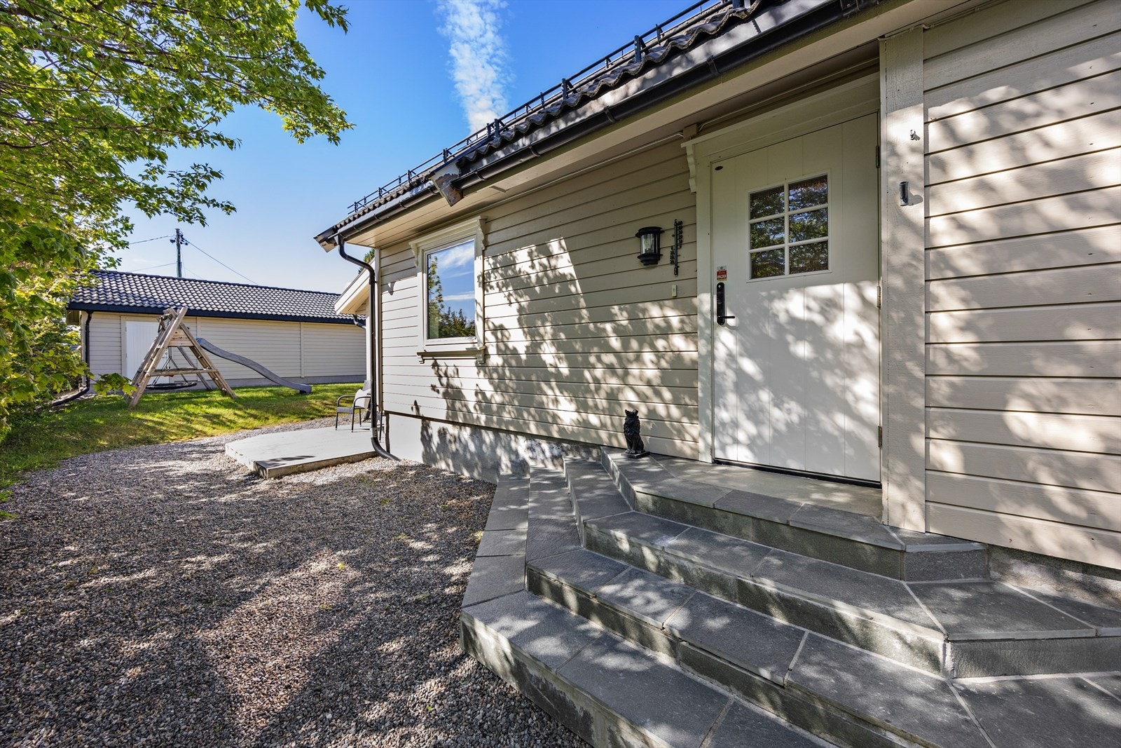 Eiendommen har flere uteplasser, inkludert en flislagt platting på ca. 8 m². Galleribilde