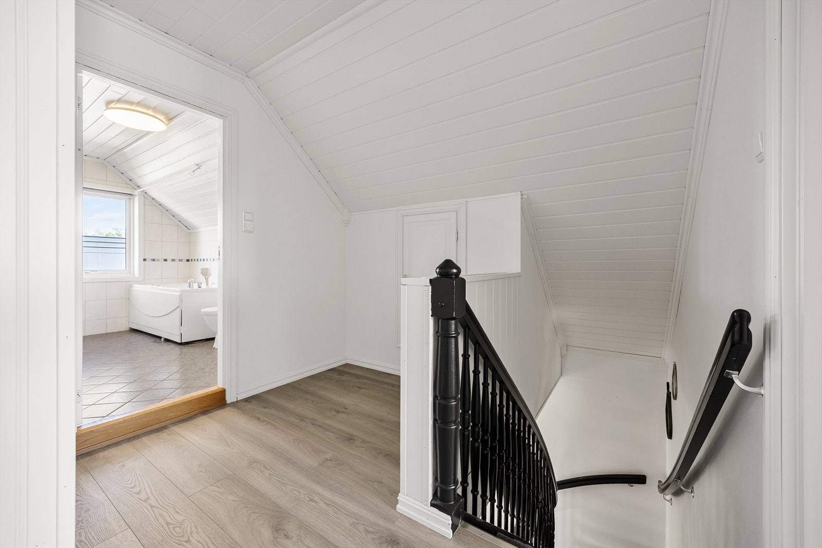 Oppe i andre etasje møtes du av en lys loftstue som gir tilgang til etasjens rom. Galleribilde