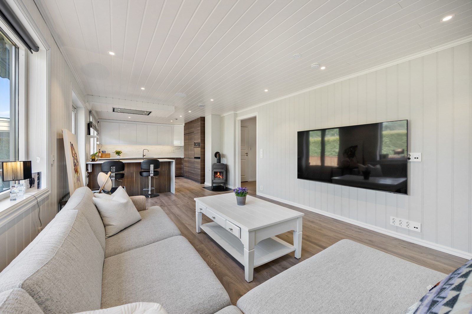 Stuen har god plass til en større sofagruppe og oppvarmes effektivt med en luft-til-luft varmepumpe. Galleribilde