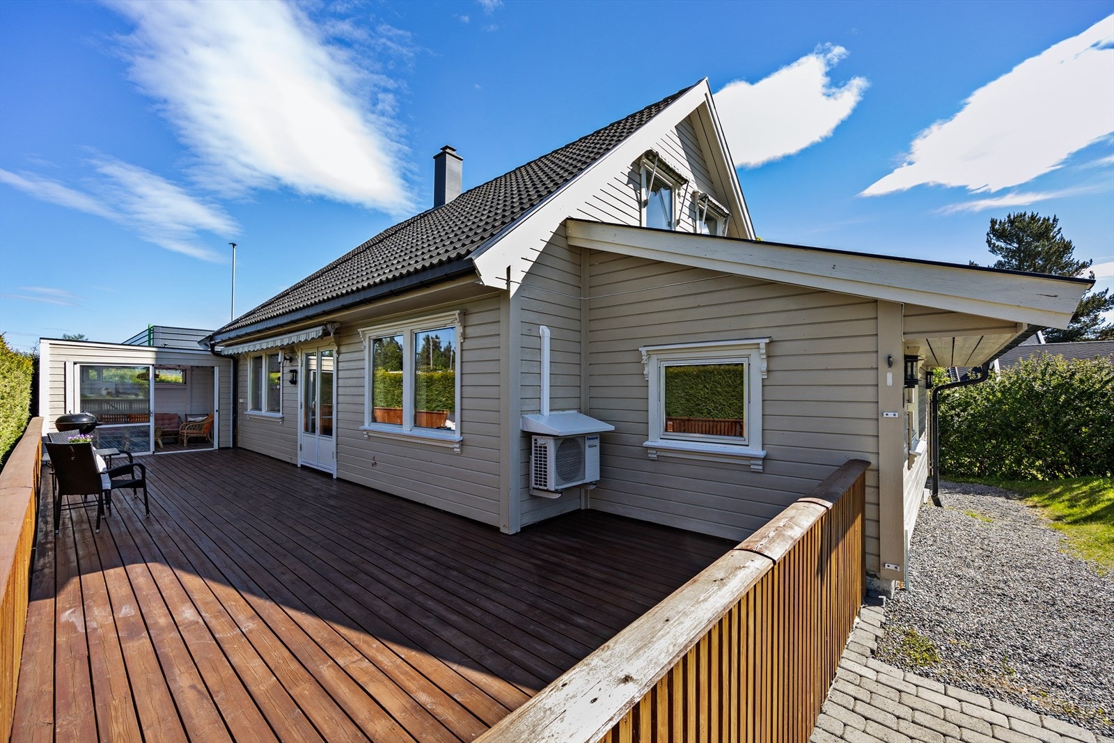 Boligen har en stor terrasse på 42 m² med direkte utgang fra stuen. Galleribilde