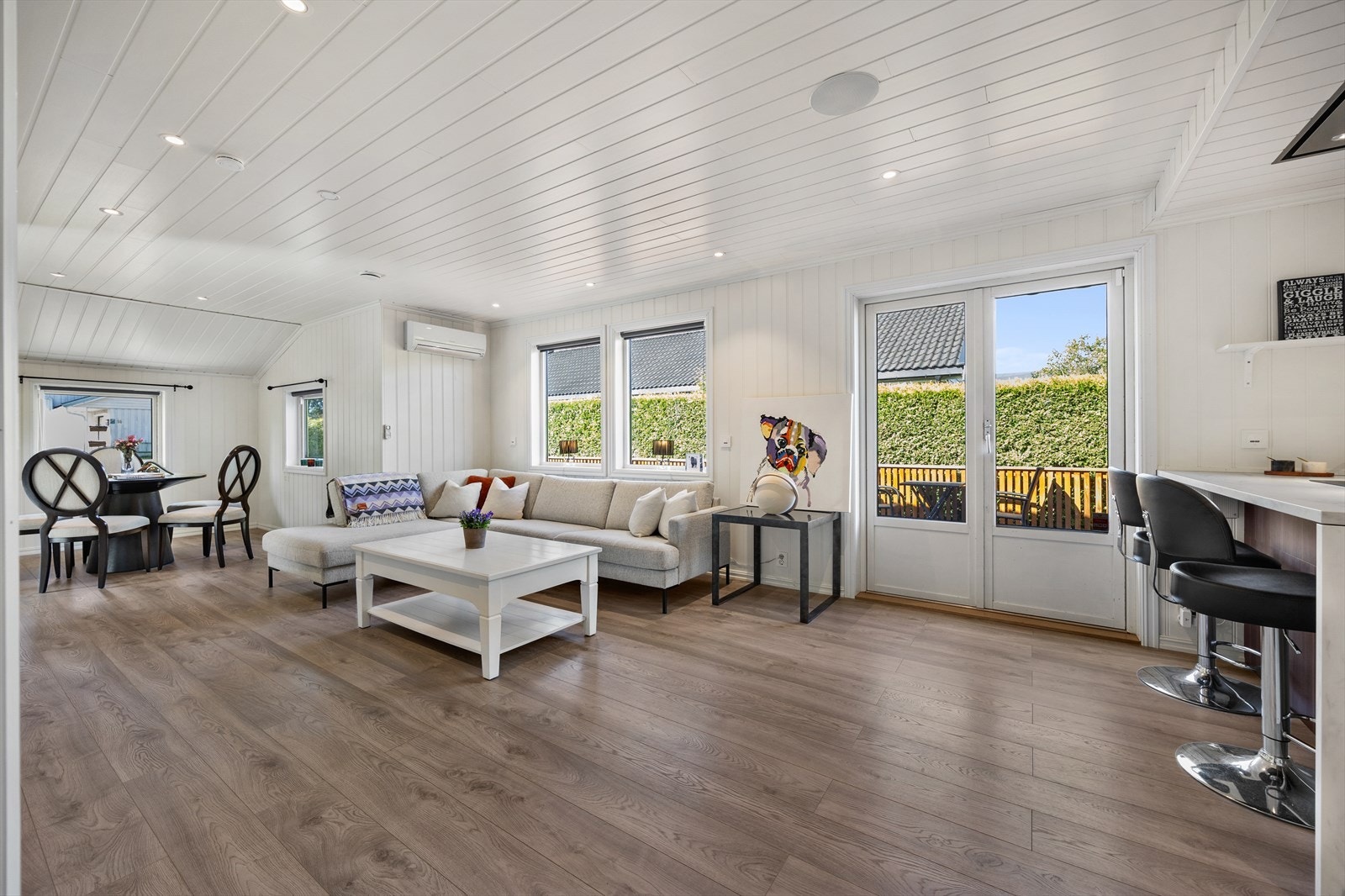 Fra stuen gir en tofløyet dør direkte utgang til den store terrassen. Galleribilde