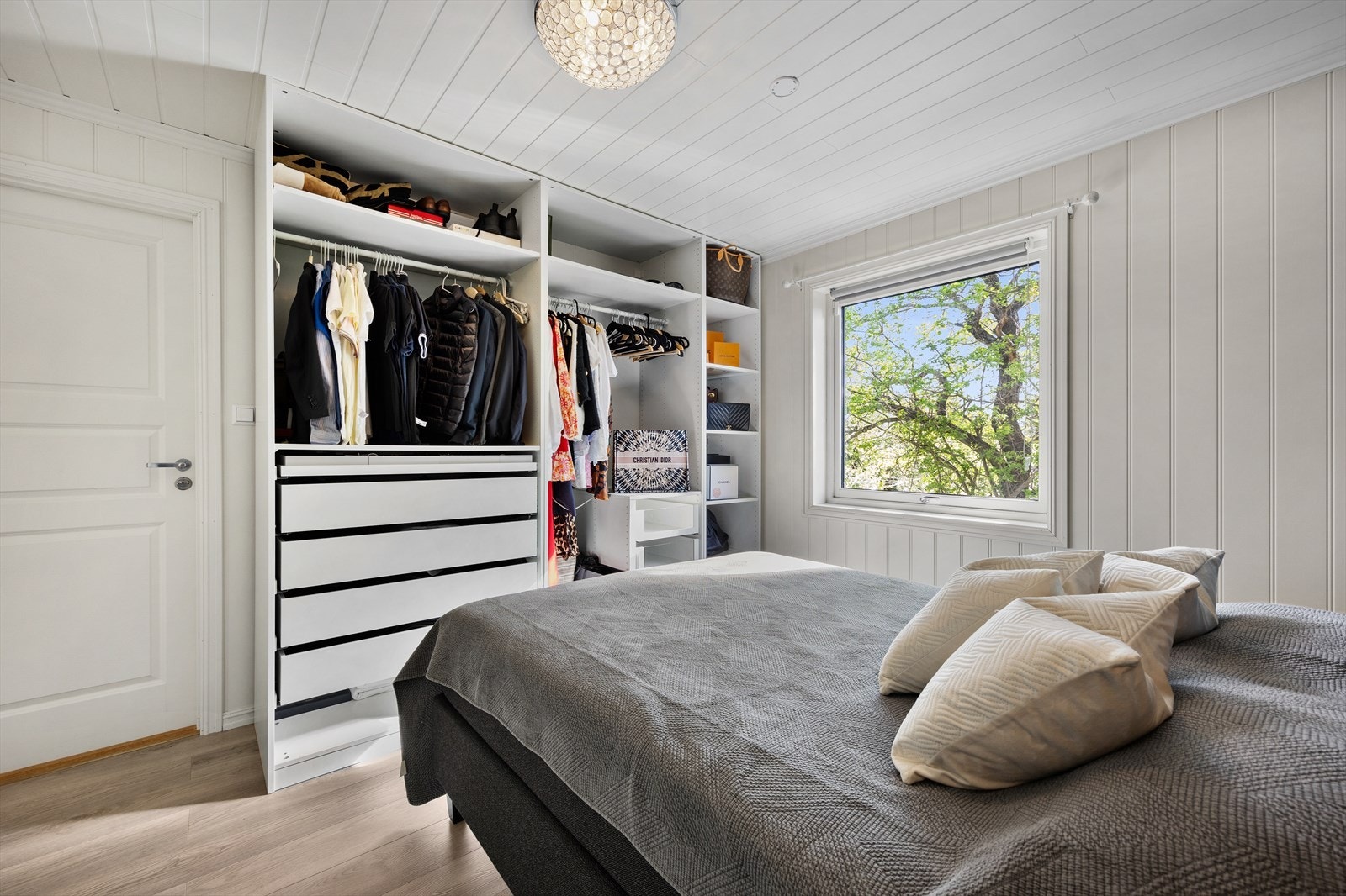 Soverommet har en praktisk, åpen garderobeløsning med god plass. Galleribilde