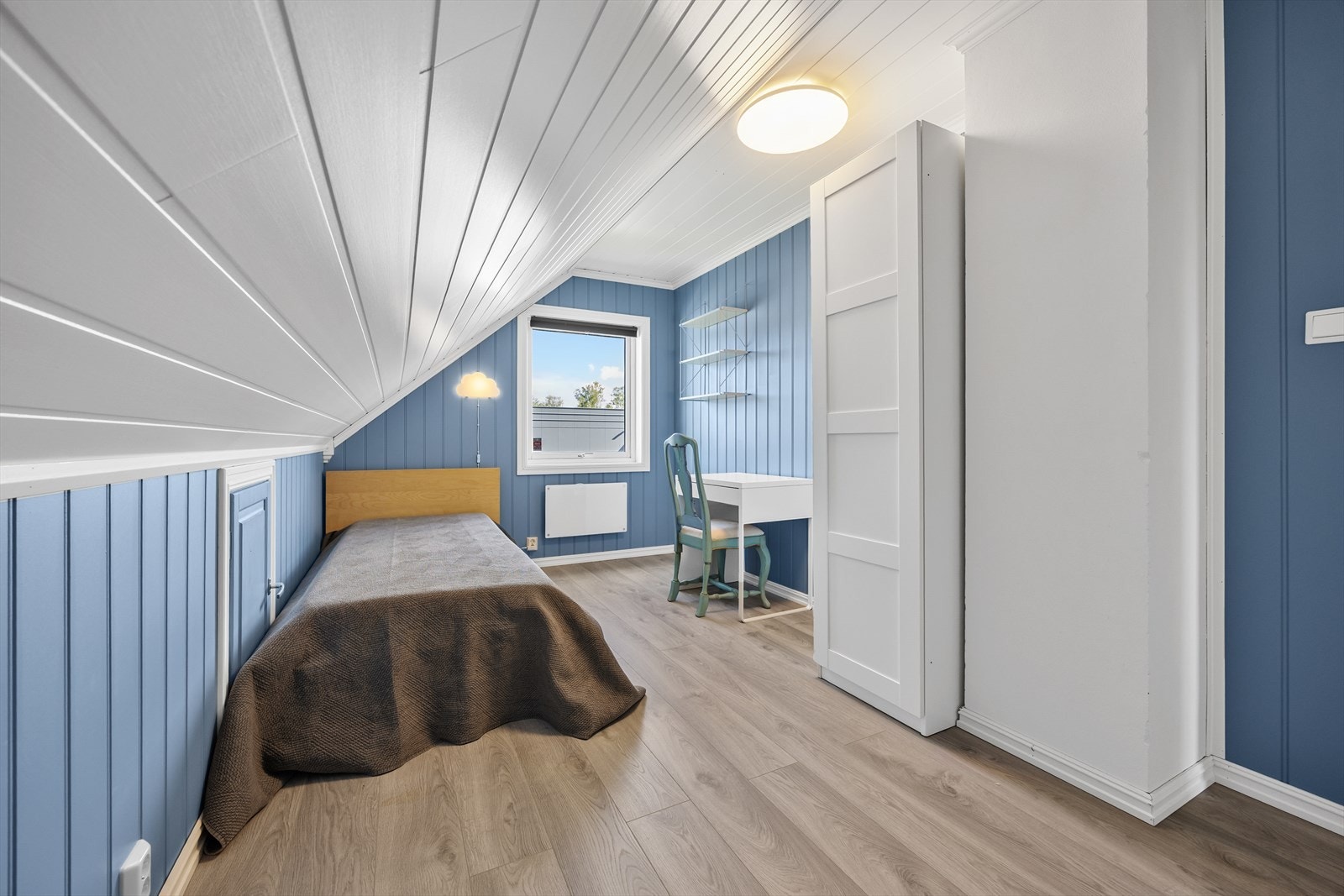 Det andre soverommet i etasjen er lyst og har god plass til skrivepult. Galleribilde