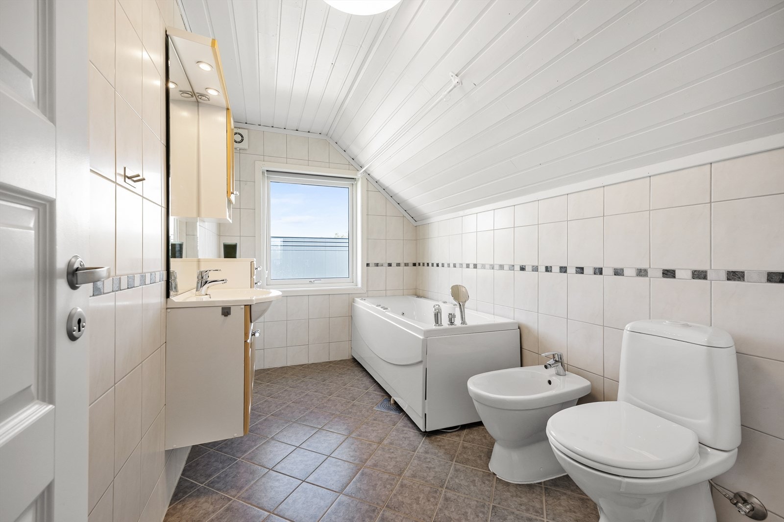 Servantinnredning med overskap gir praktisk oppbevaring på badet. Galleribilde