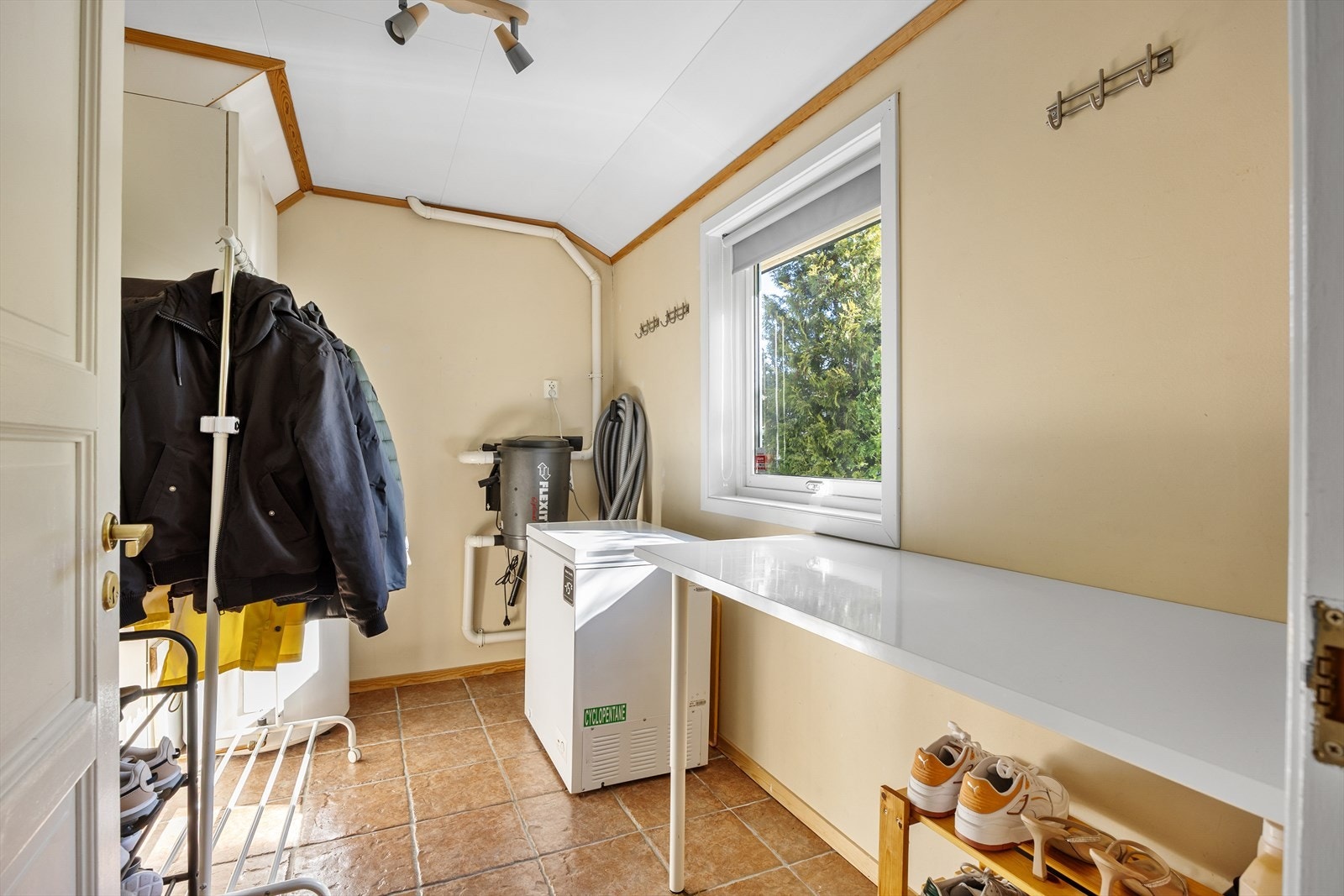 I boden er boligens tekniske installasjoner samlet, inkludert ventilasjonsaggregat og varmtvannstank. Galleribilde