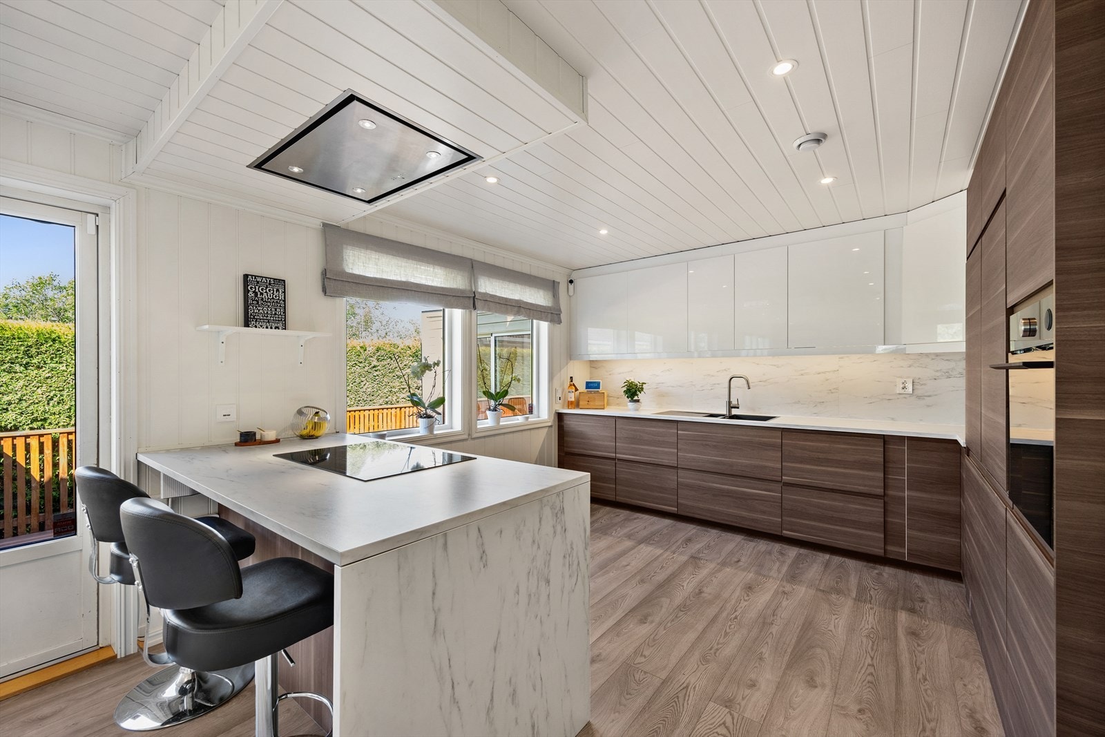 Laminatbenkeplaten er slitesterk, og det er god arbeidsbelysning under overskapene. Galleribilde