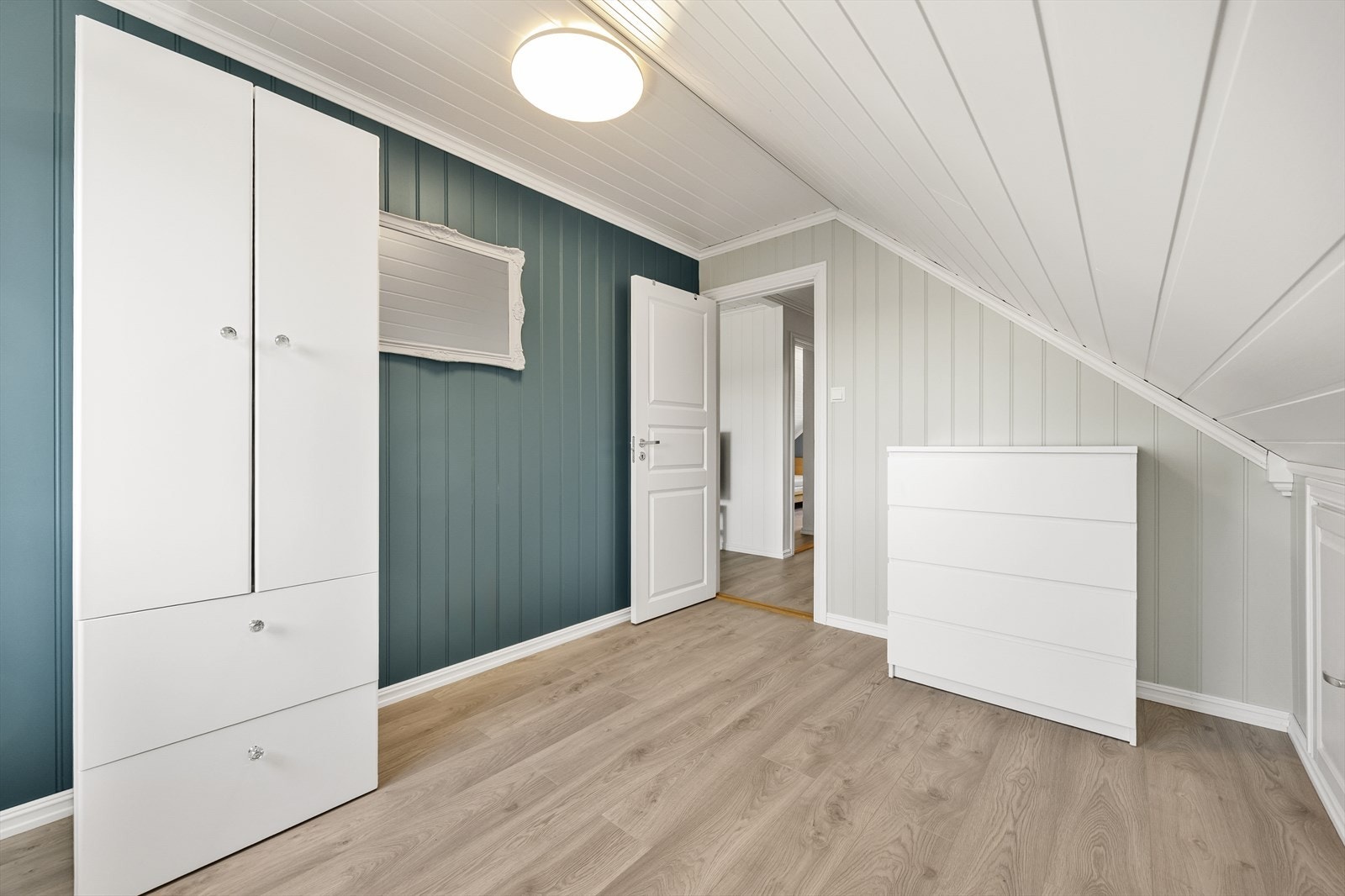 De profilerte, hvite dørene er gjennomgående i boligen. Galleribilde