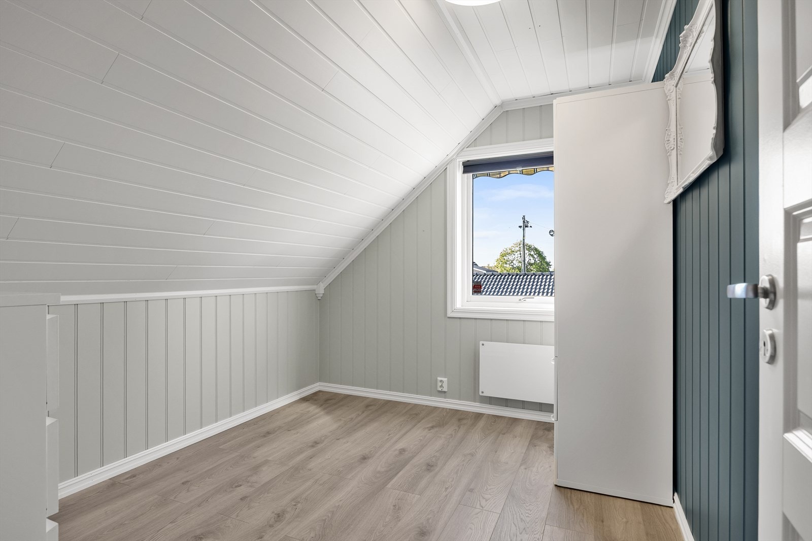 Soverommene i andre etasje har en lun atmosfære med panelkledde vegger og skråtak. Galleribilde