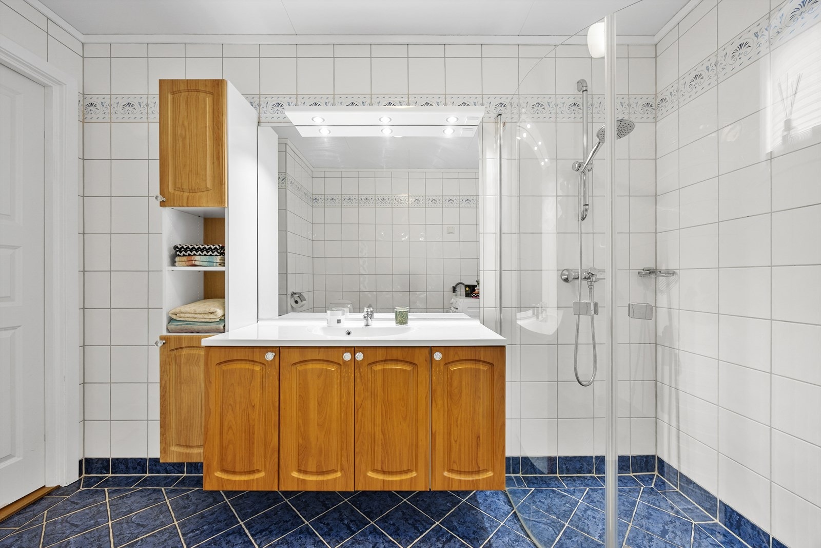 Servantinnredningen og et tilhørende høyskap gir god oppbevaringsplass. Galleribilde