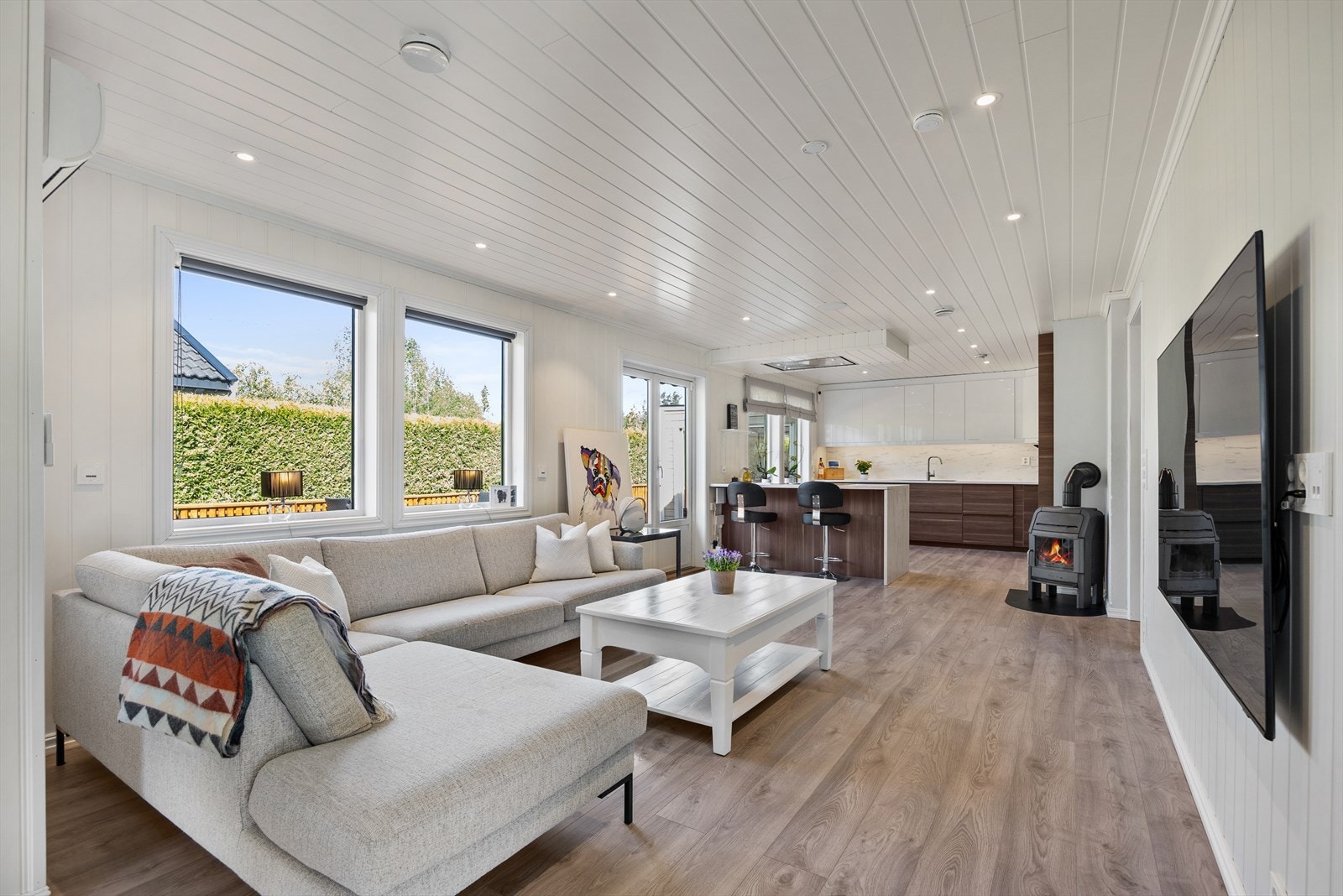 Den åpne løsningen mellom stue og kjøkken skaper en sosial og luftig atmosfære. Galleribilde