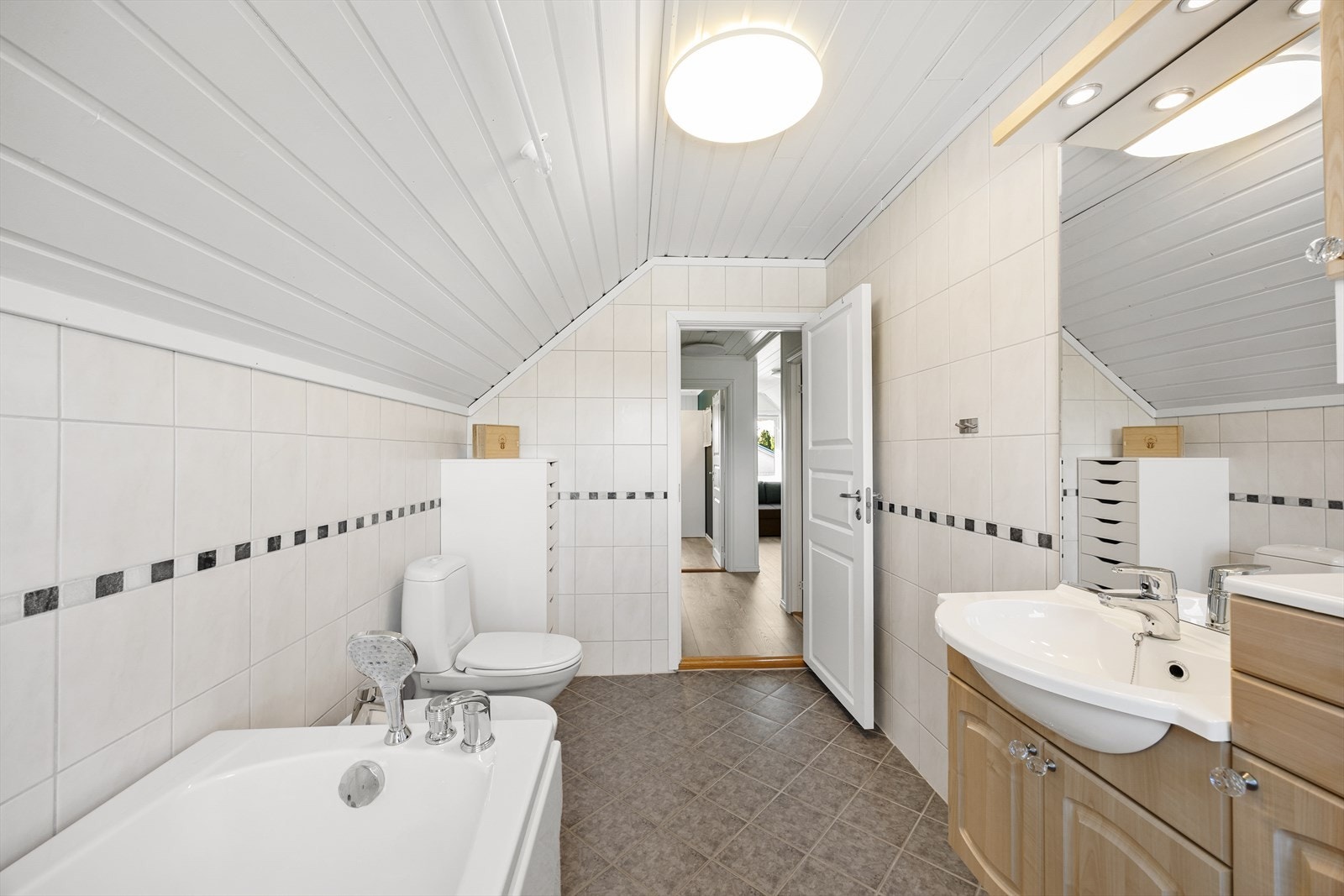 Badet i andre etasje er helfliset og har gulvvarme. Galleribilde