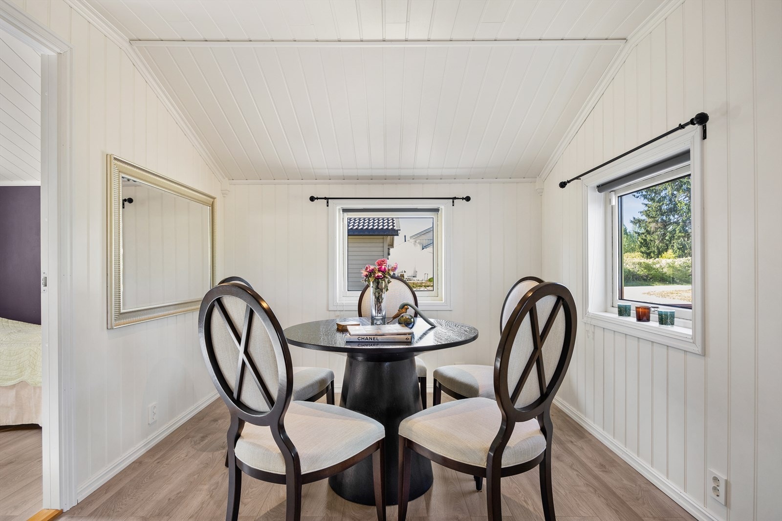 I tilknytning til stuen er det en egen sone med plass for spisebord. Galleribilde