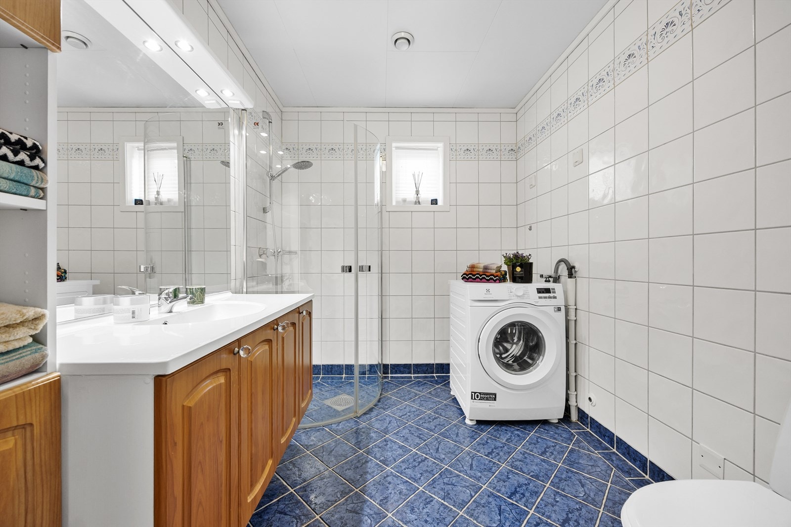 Her er det gulvvarme for økt komfort, samt opplegg for vaskemaskin. Galleribilde