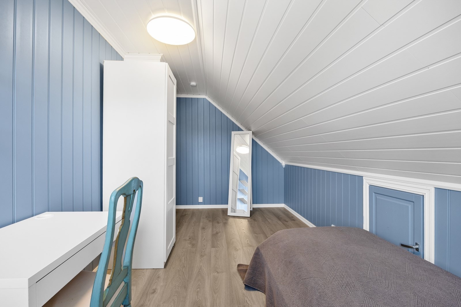 Rommene er enkle å møblere og utnytter plassen under skråtaket godt. Galleribilde