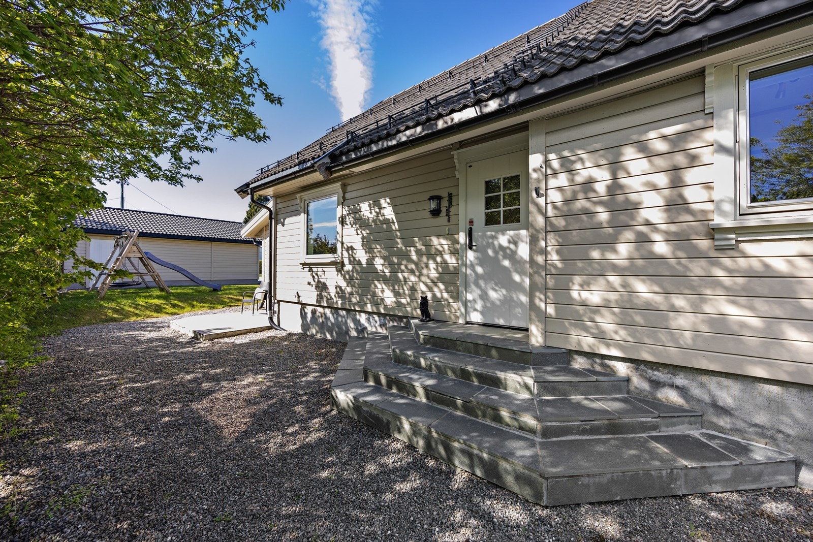 Boligens yttervegger har liggende trepanel og taket er tekket med betongtakstein. Galleribilde